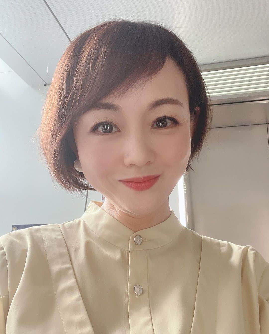 のインスタグラム：「こんにちは。 まだお昼ですね。 今日は一日が長いです。 朝3時半に起きて4時半に家を出て （写真は4時半のしらじらと夜が明ける感じを撮りました） ものすごく久しぶりに日テレへ。  今朝はズームインサタデーで生ナレーションを担当させて貰いました。  日テレNEWS24でお世話になっていた頃は毎日のように日テレへ行っていたので、報道フロアへ行っても懐かしいのか？いや最近のような錯覚もあり…とても不思議な感じでした。  それにしても、生放送でナレーションとても楽しかったです。 朝の番組の爽やかさも感じることができて 生放送の緊張感が心地よかったです。  さぁ、午後も頑張るとします！ #午前3時半起き#ズムサタ#ナレーション」