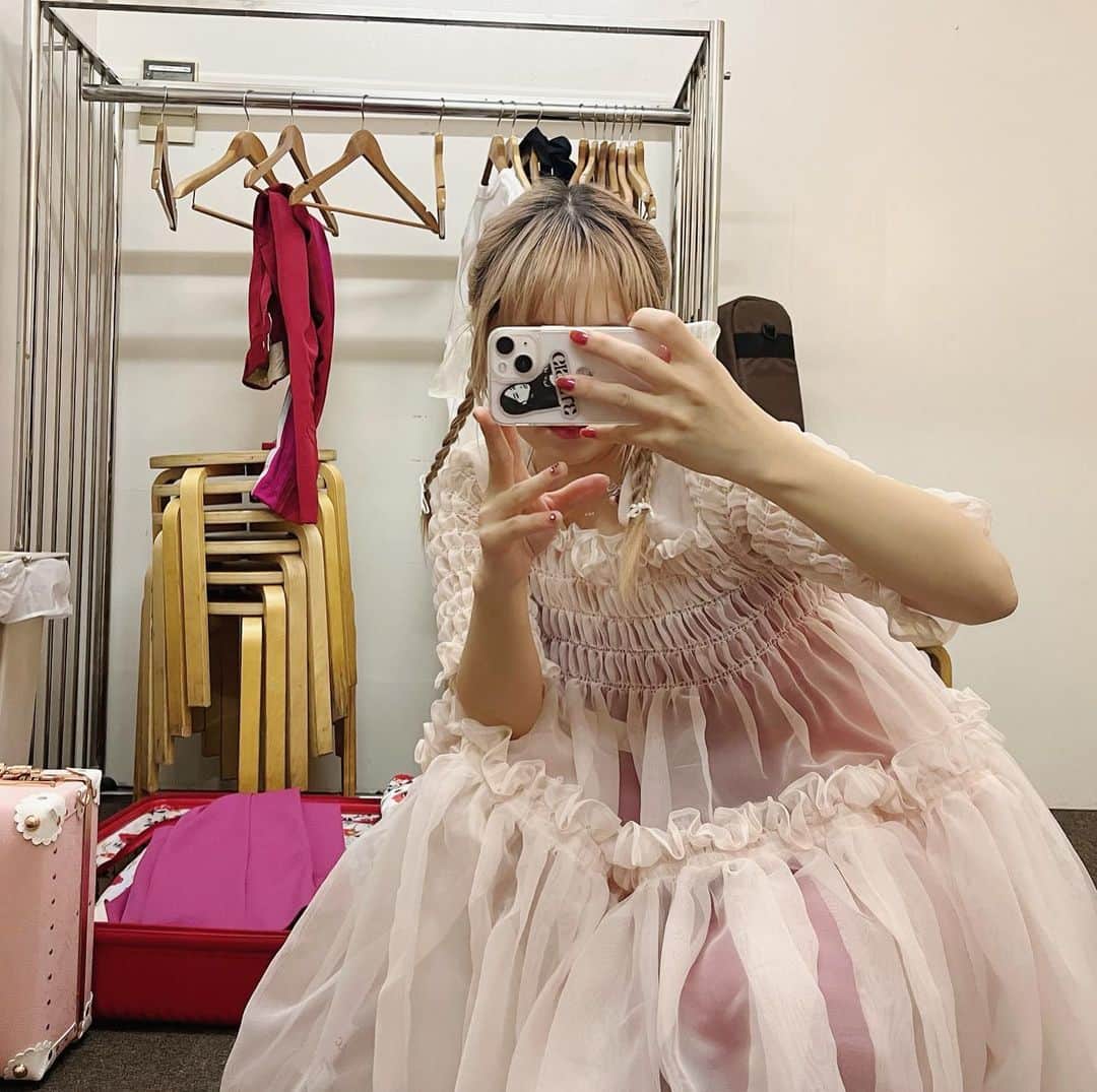 コレサワのインスタグラム：「🫶  #らぶ出張 ツアー 衣装②は @siiilon_official   弾き語り公演とバンド公演 両方着ました♡  色がめちゃ可愛くて お気に入り〜」
