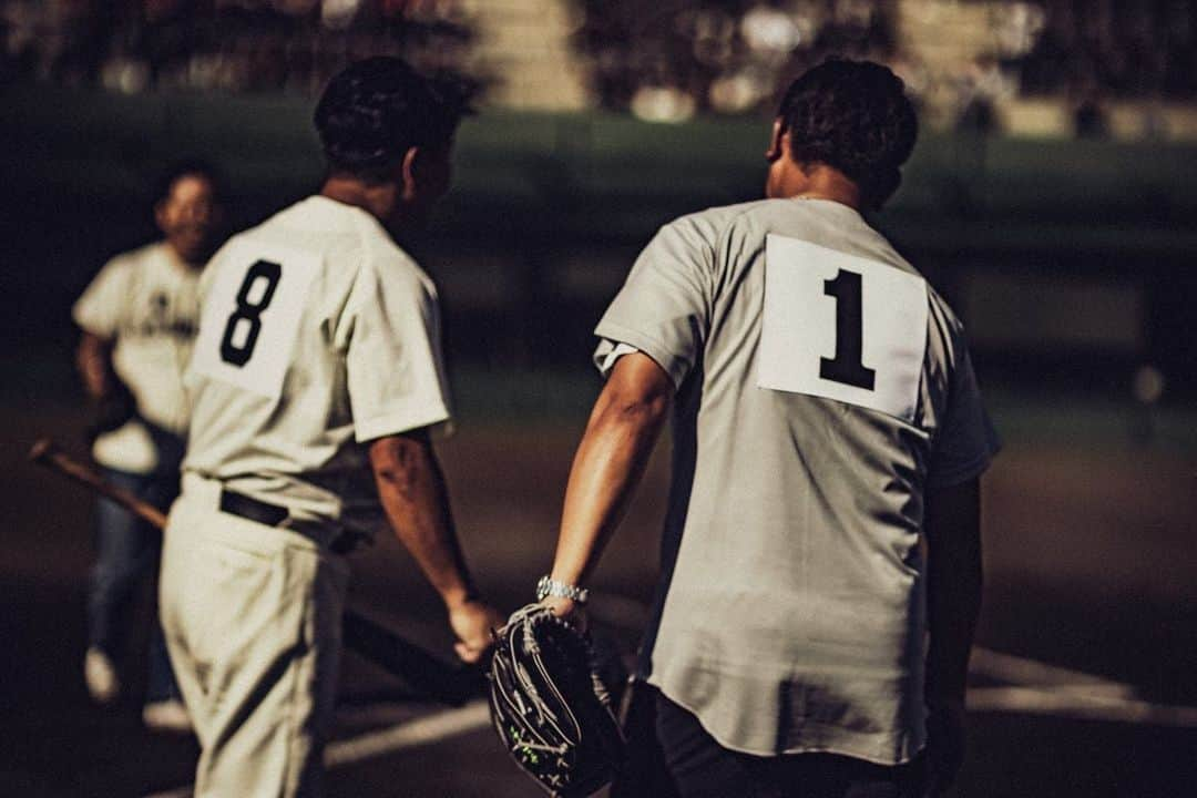 大西宏明さんのインスタグラム写真 - (大西宏明Instagram)「2023.8/5日✨  #バトスタデー ⚾️  堺市の球場で松坂大輔が横浜高校の(横羽間)ユニフォームを着てマウンドに立つ❗️  その姿をPLの(DL)のユニフォームを着て打席から観れる 拝める🤩  エモいというか！ 素でエグい🥺  その後もオールスター戦。 日本シリーズとかしかしない人が堺シュライクスの試合を解説してくれた^_^  素でエグい✖️2  ホンマに凄い1日やった✨  堺シュライクス天晴れ💯  このグータッチの写真✨ 素敵😆 @yoshitakamizuno さん 有難う御座います♪♪  #松坂大輔 @matsu_dice18  #堺シュライクス #スペシャルゲスト #スーパースター #堺に降臨 #バトルスタディーズ  #横浜高校 #pl学園 #始球式 #解説 #YouTube #堺市 #最高の1日 #有難う #感謝 #独立リーグ #野球好きな人と繋がりたい  #近鉄バファローズ #オリックスバファローズ  #横浜denaベイスターズ  #埼玉西武ライオンズ  #中日ドラゴンズ  #福岡ソフトバンクホークス  #smile #ほなっ！！」8月12日 13時15分 - ohnishi_hiroaki_0428