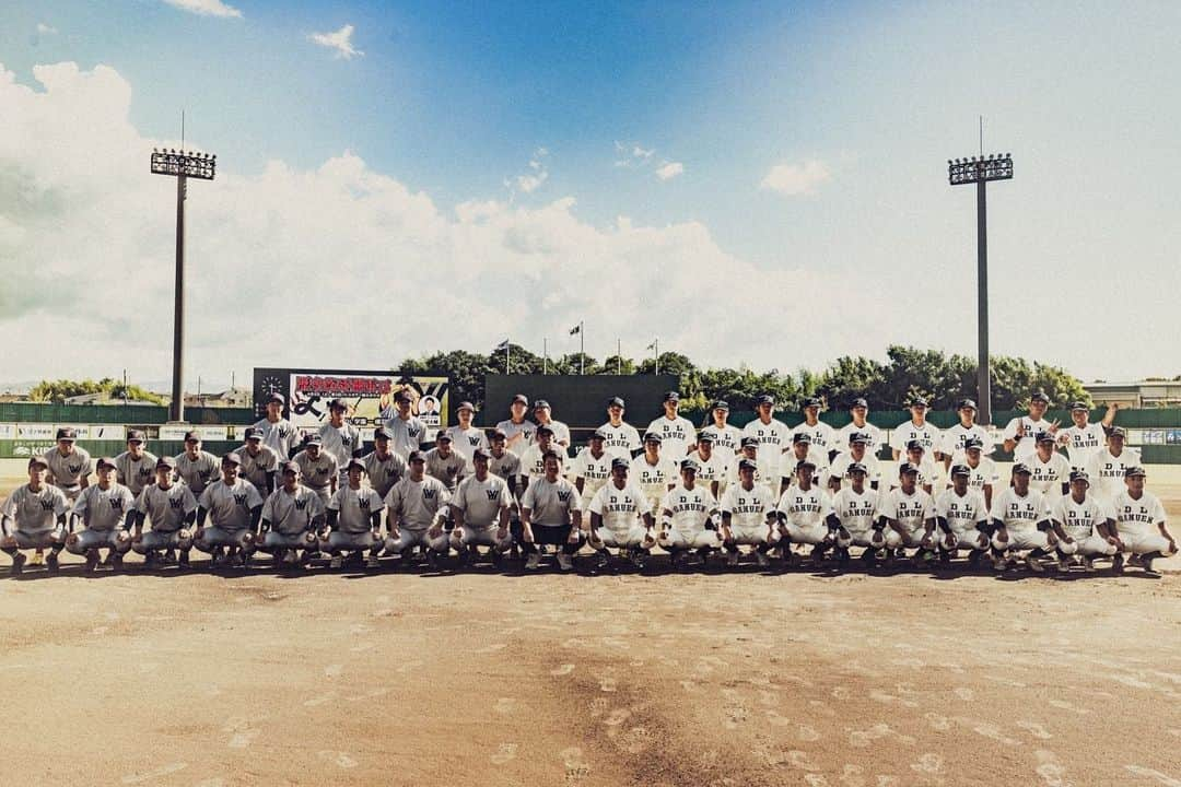 大西宏明さんのインスタグラム写真 - (大西宏明Instagram)「2023.8/5日✨  #バトスタデー ⚾️  堺市の球場で松坂大輔が横浜高校の(横羽間)ユニフォームを着てマウンドに立つ❗️  その姿をPLの(DL)のユニフォームを着て打席から観れる 拝める🤩  エモいというか！ 素でエグい🥺  その後もオールスター戦。 日本シリーズとかしかしない人が堺シュライクスの試合を解説してくれた^_^  素でエグい✖️2  ホンマに凄い1日やった✨  堺シュライクス天晴れ💯  このグータッチの写真✨ 素敵😆 @yoshitakamizuno さん 有難う御座います♪♪  #松坂大輔 @matsu_dice18  #堺シュライクス #スペシャルゲスト #スーパースター #堺に降臨 #バトルスタディーズ  #横浜高校 #pl学園 #始球式 #解説 #YouTube #堺市 #最高の1日 #有難う #感謝 #独立リーグ #野球好きな人と繋がりたい  #近鉄バファローズ #オリックスバファローズ  #横浜denaベイスターズ  #埼玉西武ライオンズ  #中日ドラゴンズ  #福岡ソフトバンクホークス  #smile #ほなっ！！」8月12日 13時15分 - ohnishi_hiroaki_0428