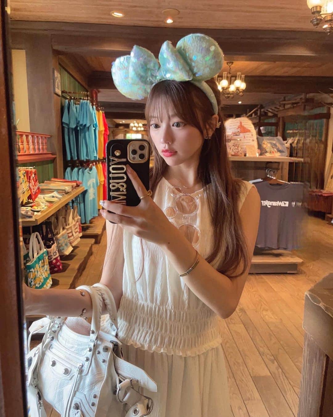 高木悠未のインスタグラム：「🩵🪽  #disney #ディズニー #ディズニーコーデ #ディズニーランド #ディズニーシー」