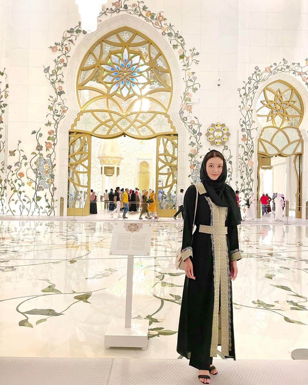 岩波彩華のインスタグラム：「Sheikh Zayed Grand Mosque🕌  UAEでは珍しい異教徒に開かれたモスクに拝観に行ってきました✨ 女性はアバヤの着用が必須です！  真っ白の大理石とイスラム文明の建築様式、そこを照らす夕陽が相まって最高に美しかった🙏🏻🤍  文明と宗教をもっとお勉強したいなと思いました🥰  #sheikzayedmosque #sheikzayedgrandmosque #abudhabi」