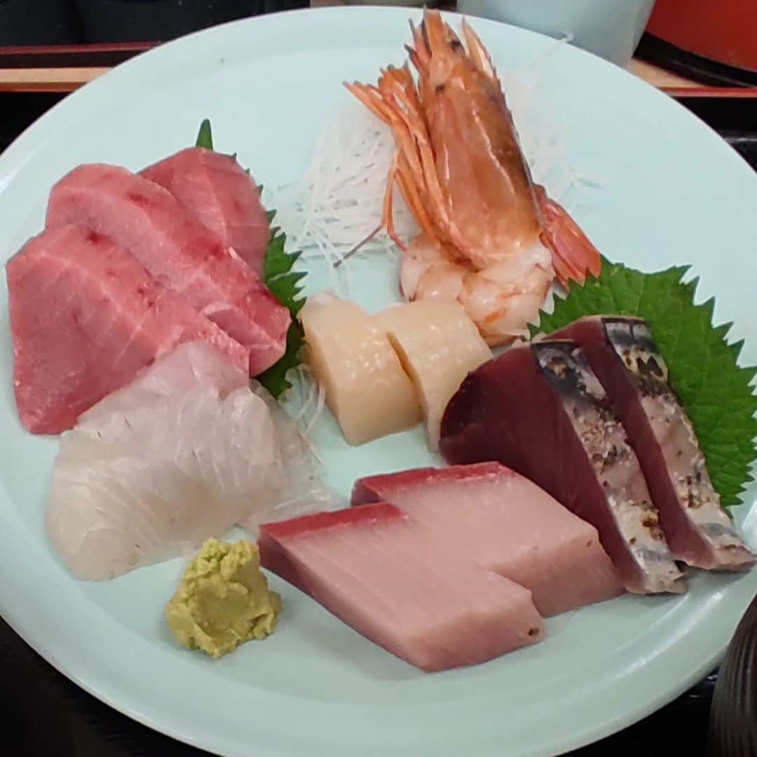 日向正樹のインスタグラム：「東久留米卸売場市場で刺身定食なり。」