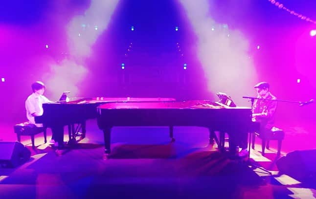 大井健のインスタグラム：「At the Rehearsal   リハーサル🎵 グリーグでBravoと歓声 最高でした  ｢The Art of Piano Duo」 各種発売中です✨  https://ultravybe.lnk.to/artofthepianoduo  #大井健  #jacobkoller  #piano」