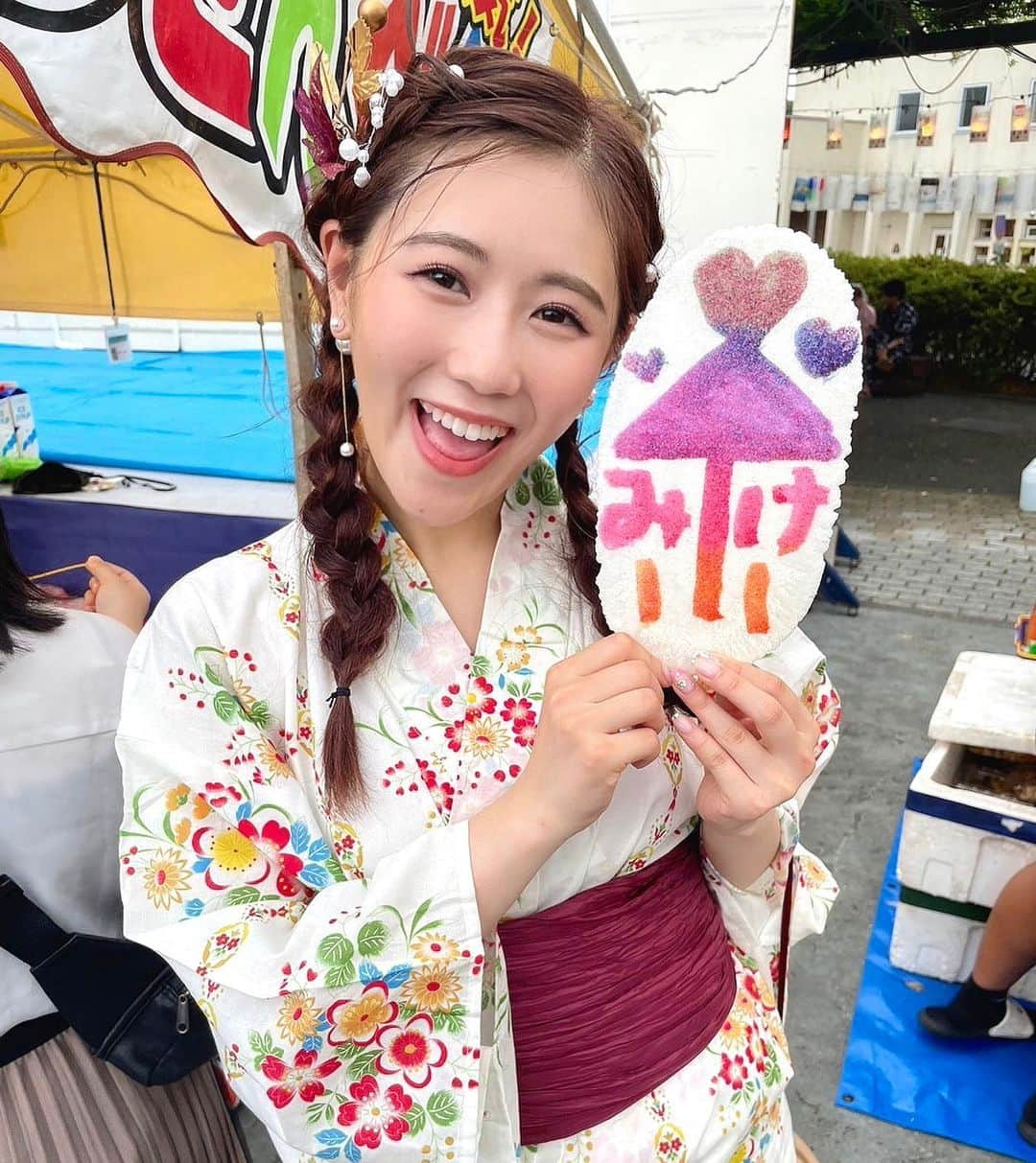 西野未姫のインスタグラム：「久しぶりの浴衣🥰  #伊東 #安針祭 #らくがきせんべい  #昔お祭り行ったら絶対食べてた #小学生の時好きな人の名前書いたりしてたなぁ #ということで #今の好きな人の名前を書きました」