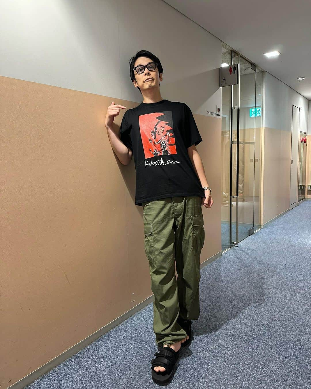 濱家隆一のインスタグラム：「とろサーモン久保田のお兄やんから、 お兄やんデザインのTシャツもらったよ！ かっけーよ👍👍👍 #とろサーモン久保田 #かまいたち濱家 #友達」