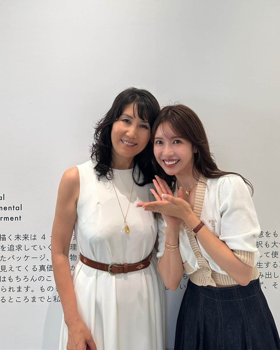 舟山久美子（くみっきー）のインスタグラム：「みんなお元気ですか？✨  わたしの大好きすぎるお方と…🫶 @atsuko1705   体調を崩して入院した27歳。 敦子先生の本との出会いが、自分と向き合い人生を見直す大きなキッカケになりました🌿🤍  そしてその時感じたひととひとの繋がりにとても救われた！  男性社会でやりたい事をやる為にどうすべきか悩んでいたけれど、今では女性がしなやかに強く生きるヒントを教えてもらってます。 会うと心が軽くなる、わたしのメンターであり、お姉ちゃんであり、人生の師匠🫶  自分らしく生きるって、とても難しいのだなと、年齢を重ねる度…ライフステージが変わる毎に考えていたけれど、意外とそれって自分で決めつけてるだけだったんだよね🤔  みんなと同じでなくても、自分を信じて進み続けた先には、1人、2人と、似た思想の人たちが集まる事を知りました🫶  ついつい無意識に頑張り過ぎているからこそ、自分を抱きしめてあげられる日々が増えますように🤍  みんないつもありがとう🐥❣️  #美容と心は繋がっている  #心美容　#インナーケア #ホルモンバランス  #美容マニア  #森田敦子　先生 #フィトテラピー #フェムテック #ファムケア」