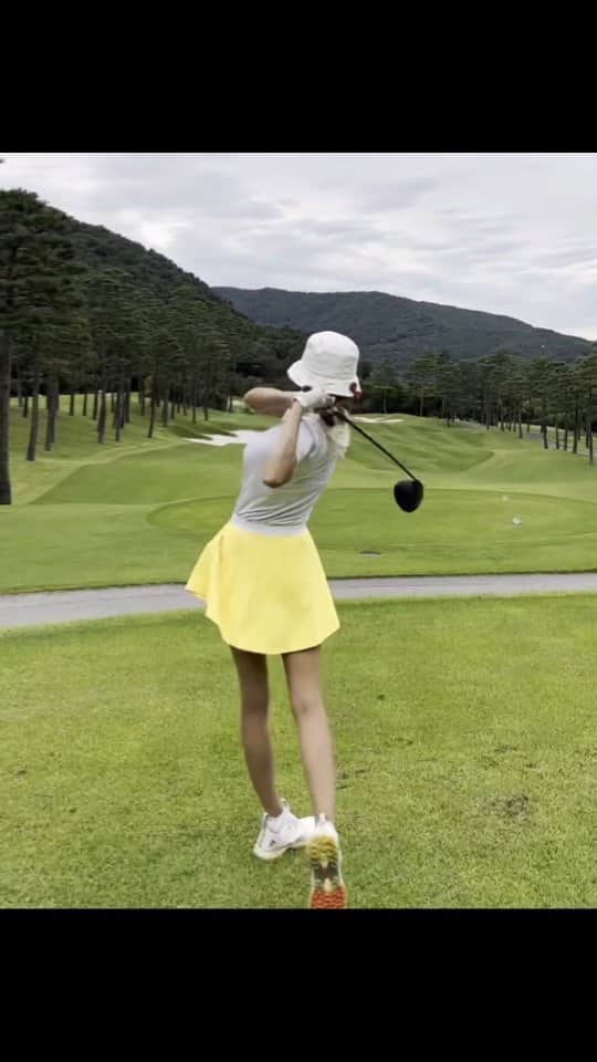 ハン・イェウォンのインスタグラム：「한동안 골프를 너무 안 나가서 올만에 🥲 드라이버 감이 다 떨어졌는데ㅠ 티샷 14번중 4번은 괜찮았던 날  리액션 너무 잘해주는 동반자 동생ㅎㅎ 😘  어제는 14번중 한번 잘 맞음  난 오랫만에 치면 왜.. 숏겜이 아니라 드라이버 감이 떨어지지?ㅋㅋㅋ ㅠㅠ  #골프#골프스타그램」