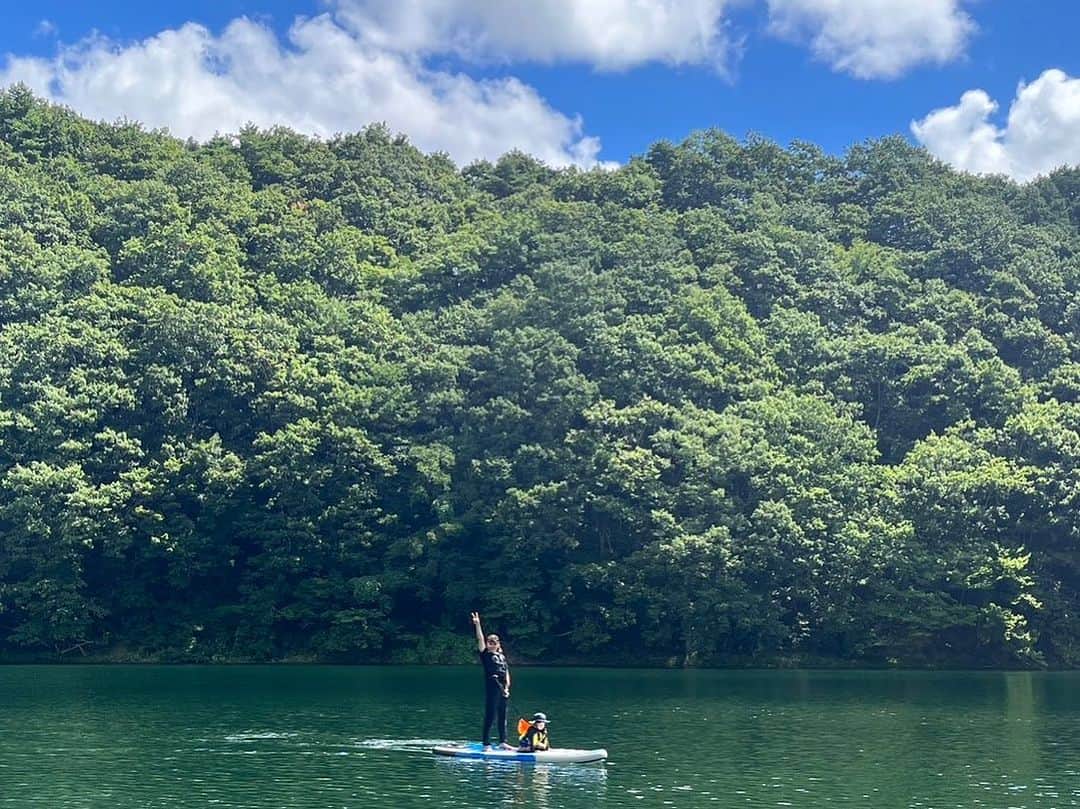 清澤恵美子のインスタグラム：「夏の思い出3️⃣ 長老湖でのサップ🏄‍♀️ 母は気持ちよかった〜 僕はあまり漕げないから楽しくないらしい🤣 去年はサップの上で寝てたしね😂　3枚目、4枚目は去年の！！　 3歳の僕は一応サップ歴3年目笑笑」