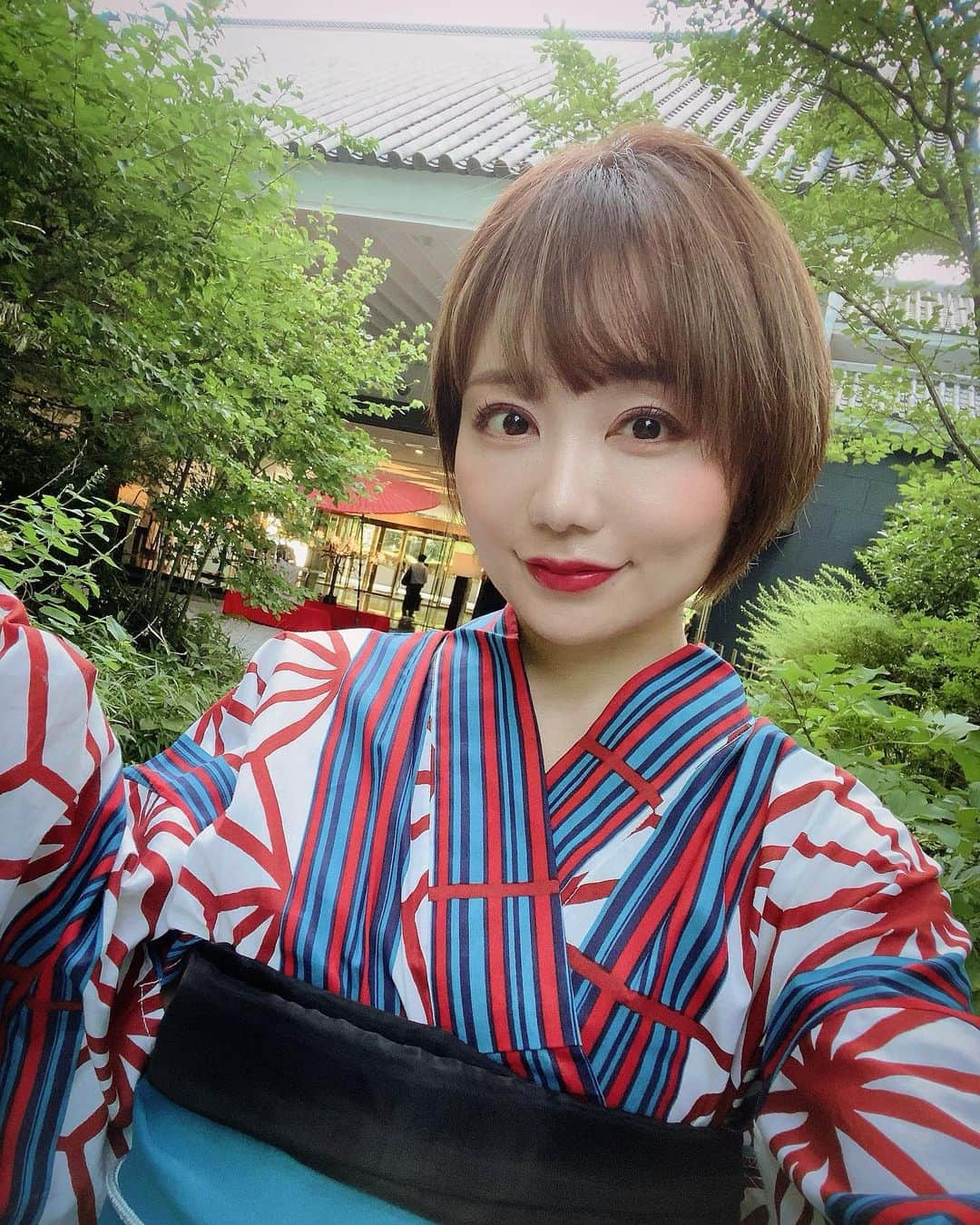 Roseのインスタグラム：「🍡🫖🍃  ショートヘアで浴衣は人生初かも✨ 日本の夏にしか経験できないことを👘  #雅叙園 #ホテル雅叙園東京 #浴衣女子 #浴衣  #アフヌン #アフタヌーンティー #和風 #和風モダン #赤リップメイク #浴衣メイク」