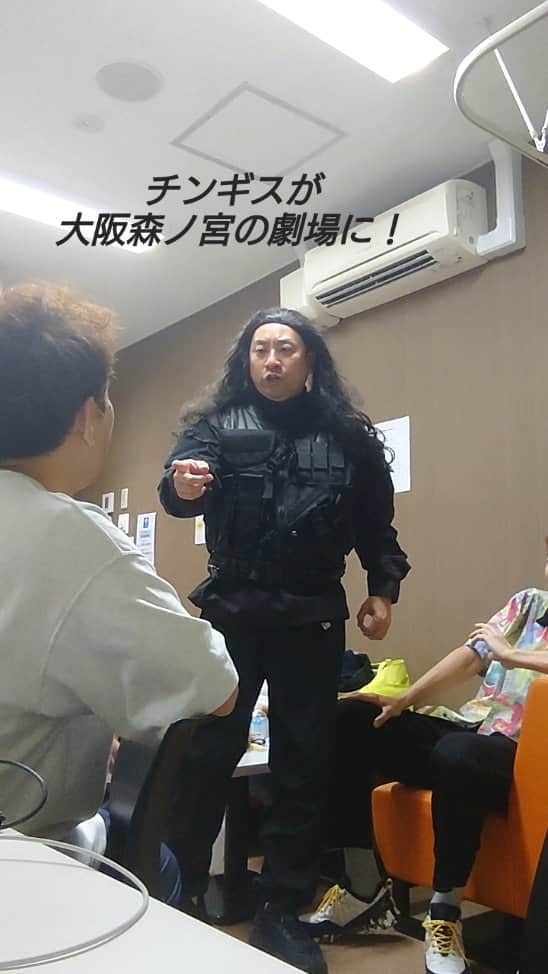 のインスタグラム：「バルカ警察のチンギスが乃木を探して大阪森ノ宮の劇場に！ とうとう乃木を見つけたと思ったら…  #VIVANT #VIVANT考察」