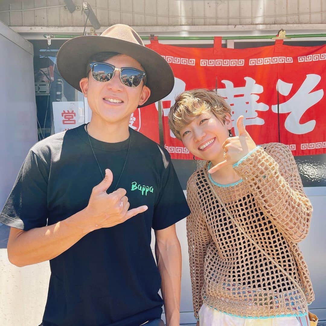 福岡晃子のインスタグラム：「世界を旅するYouTuberのBappa Shotaさんが再び徳島きてくれた！  今の世界の話、少数民族のこと、ショウタさんの考え、めちゃくちゃ面白すぎたし、自分の中の概念や意識が更新されまくった１日でした。  トークイベントの後は我が家で打ち上げ🍺休みなく喋り続け、気がついたら真夜中すぎてほんまにびっくりした笑 ショウタさんが持ってきてくれた日本酒「八重墻」の一升瓶は残り1/3になってました🍶  ここからまた世界中を飛び回るとのこと🕊️どうかお気をつけて！ ほんで、またいつでも徳島帰ってきてなー！  #bappashota  #徳島」