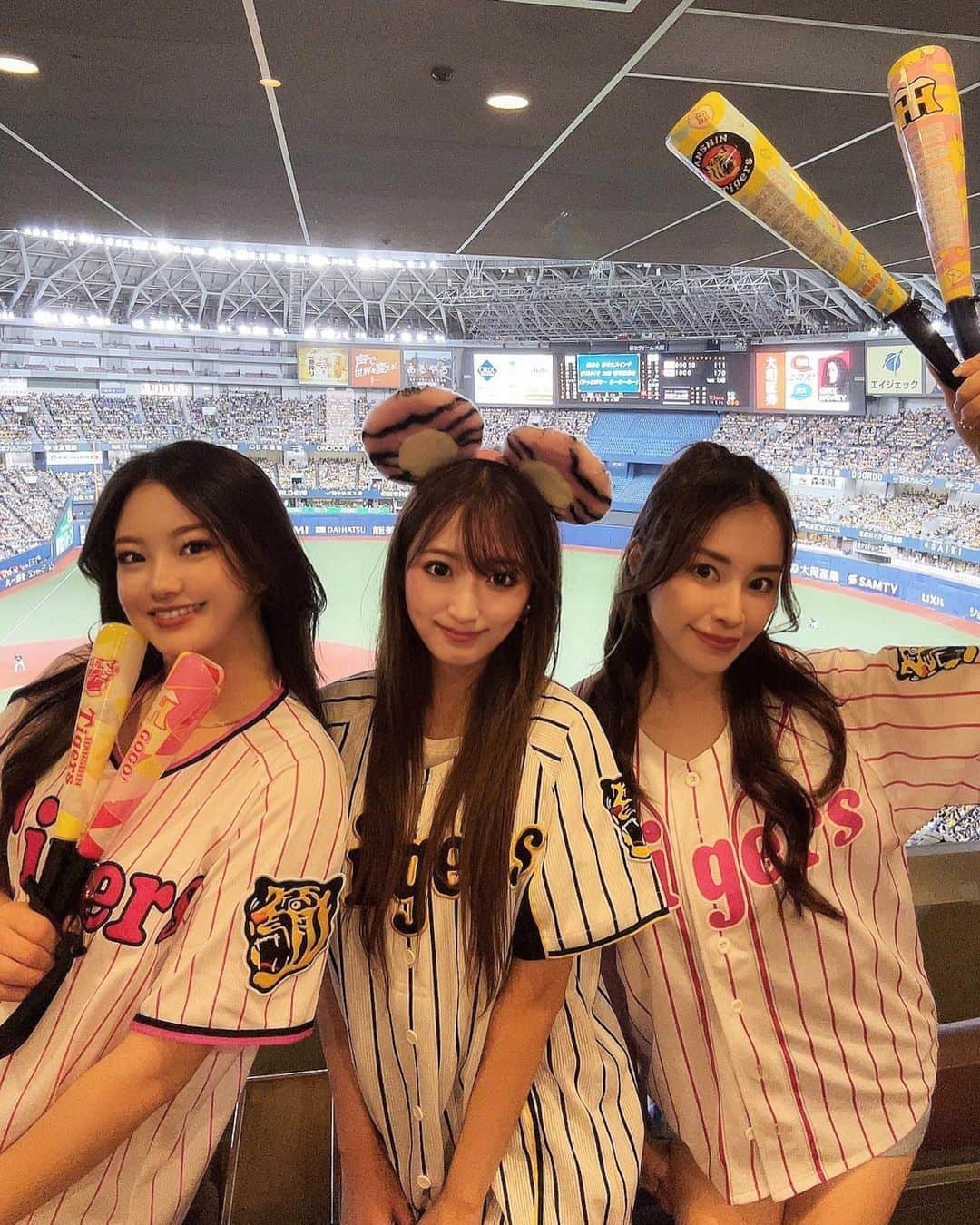 ミカさんのインスタグラム写真 - (ミカInstagram)「♡  阪神 ✖️ ヤクルト 野球観戦たのしかったー🐯⚾️🩷💛  いっぱい食べてー飲んでー応援してー しあわせすぎる時間だった♡  最高のお盆休みのスタートです🥰  #阪神タイガース#阪神ファン#阪神タイガース🐯#タイガース#タイガース女子#野球観戦#野球女子#ユニフォーム#京セラドーム大阪#ユニフォーム女子#とらほー#ゴルフ女子#大阪ドーム#野球#toraco#とらこ#ビスタルーム」8月12日 13時46分 - mikaa1116