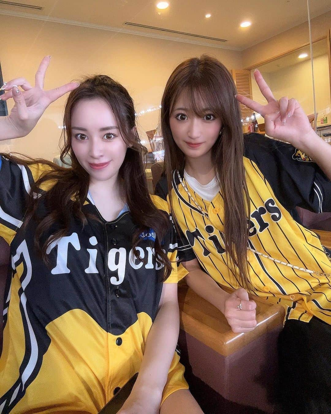 ミカさんのインスタグラム写真 - (ミカInstagram)「♡  阪神 ✖️ ヤクルト 野球観戦たのしかったー🐯⚾️🩷💛  いっぱい食べてー飲んでー応援してー しあわせすぎる時間だった♡  最高のお盆休みのスタートです🥰  #阪神タイガース#阪神ファン#阪神タイガース🐯#タイガース#タイガース女子#野球観戦#野球女子#ユニフォーム#京セラドーム大阪#ユニフォーム女子#とらほー#ゴルフ女子#大阪ドーム#野球#toraco#とらこ#ビスタルーム」8月12日 13時46分 - mikaa1116