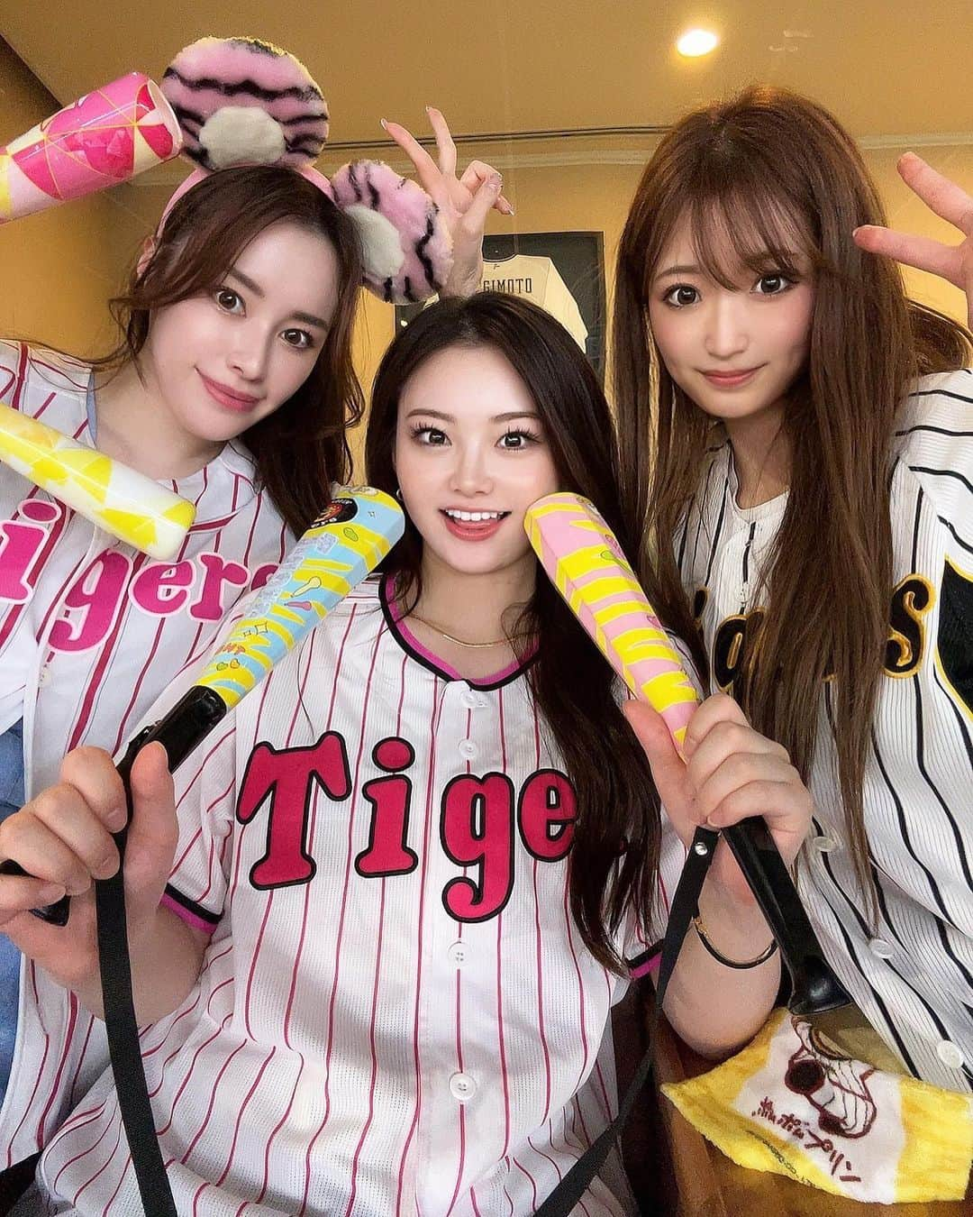 ミカさんのインスタグラム写真 - (ミカInstagram)「♡  阪神 ✖️ ヤクルト 野球観戦たのしかったー🐯⚾️🩷💛  いっぱい食べてー飲んでー応援してー しあわせすぎる時間だった♡  最高のお盆休みのスタートです🥰  #阪神タイガース#阪神ファン#阪神タイガース🐯#タイガース#タイガース女子#野球観戦#野球女子#ユニフォーム#京セラドーム大阪#ユニフォーム女子#とらほー#ゴルフ女子#大阪ドーム#野球#toraco#とらこ#ビスタルーム」8月12日 13時46分 - mikaa1116