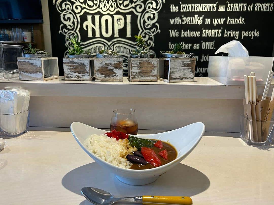 うえたけのインスタグラム：「作品タイトル「癒しカレー🍛」  #NHKのどじまん #沼津市制100周年記念イベント #沼津市民文化センター で行われている予選会に出場してきました♪  結果は・・・お楽しみに🤣 とりあえず色々と反省点ある中で緊張から解放されて #HOPI の #カレー で体力を回復させて頂きました✨ 美味しいのと出場者の方々と交流したら元気になりました💪 っていう事は僕は全然ダメだったという事です👍 ありがとね♪結果までホピで休憩はサイコー٩( ᐛ )وの流れです🎢」
