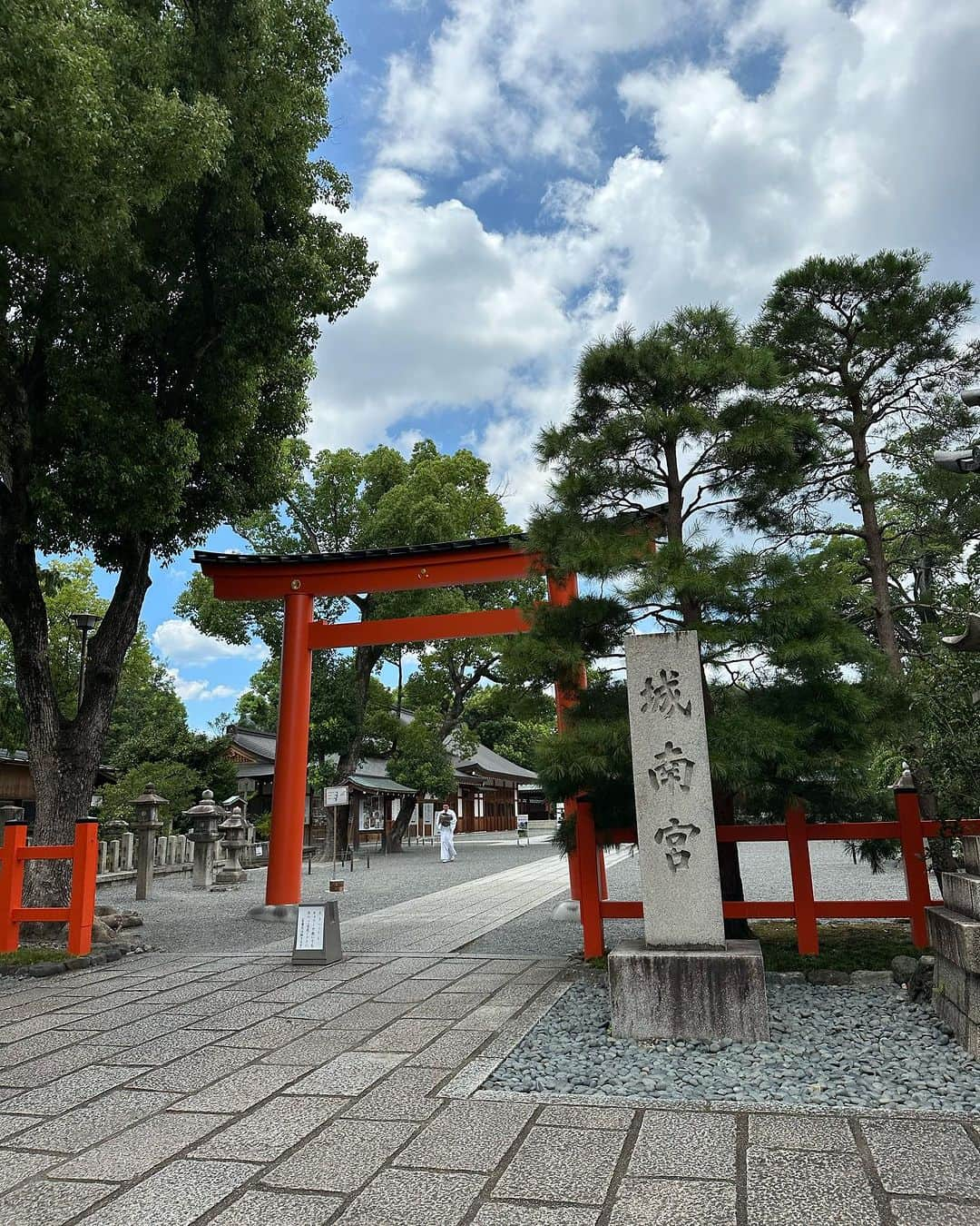 陽菜えみるさんのインスタグラム写真 - (陽菜えみるInstagram)「.  京都神戸👘🌳🍃 美味しいものを食べて 行きたかった神社に寄って⛩  この日都内より遥かに暑かった京都 それもあってお部屋で ゆっくりホテルステイも楽しめた☕️🌿  バラってやっぱり 特別感あるし華麗で好き🌹✨ 素敵なブーケもらってご機嫌だった日❤️  .」8月12日 14時00分 - emiru_haruna