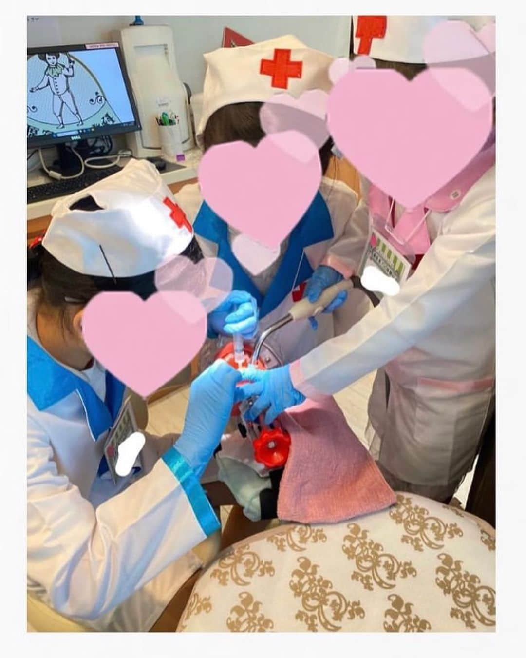 熊田曜子さんのインスタグラム写真 - (熊田曜子Instagram)「@hkdental.jp 原宿こども歯科で歯医者さん体験🦷 歯医者さん、歯科衛生士さんに手取り足取り教えてもらえて 我が家の三姉妹は真剣な眼差しで取り組んでだよ🏥✨  #歯医者　さん　#歯科衛生士　さん　#三姉妹　#夏休み　#イベント」8月12日 13時59分 - kumadayoko