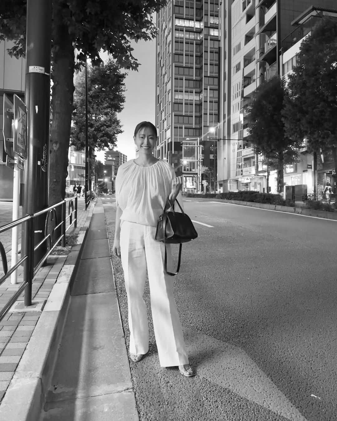 大塚良子のインスタグラム：「waiting for a taxi🚕 #tokyonight   #ootd Tops.. @astraet_jp  Pants.. @blamink.official  Shoes, Bag.. @therow @therowcollection @maisontherow」
