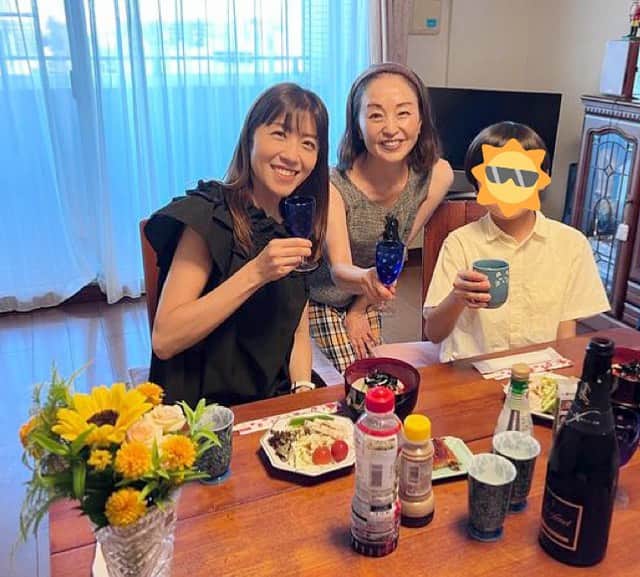 新保友映のインスタグラム：「昨日は、私が小学2年生の時の担任の先生のご自宅にお招きいただきました✨  当時、先生は2年生の3学期が終わって東京へ。大好きな先生だったのでとても寂しかったのですが、ずっと年賀状のやり取りして下さり、大学入学や結婚などの節目で会って下さって、私の仕事も応援して下さって…🥹🍀  昨日は先生の美味しい手料理をいただく機会に恵まれました🥰  久しぶりにいろんなお話ができてパワーもたくさんいただきました！先生ありがとうございました✨」