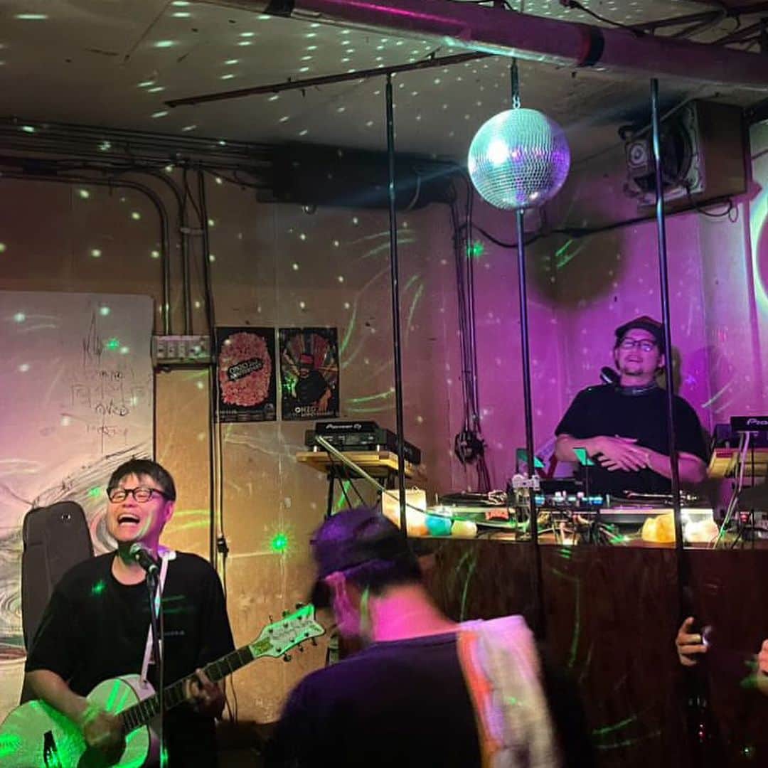 松田岳二のインスタグラム：「SUMMER TRIP #9 2023.8.10〜11. 高知  "Summer Trip 2023" at ONZO @onzo_kochi  @kenichiro_nakawaki   w/ Fat Diechang KOTORA TAMO suzu UCN  今年もよさこいにあわせて。 ONZO周辺の皆さんがおかえり〜って言ってくれてとても嬉しい。 高知のバンドマンだいちゃんとの出会い、数年ぶりに会えたコトラくん、高知に移り住んだトクちゃんご夫妻、お腹大きくなってたスズさん、そしてなによりONZOケンちゃん、阿波池田まで一緒に迎えに来てくれたTAMOくん、今年も最高でした！心からありがとう！！！〆に行ったおはなちゃん、昔のアルバムの写真、とても良かったなぁ。  翌日のよさこいは今年もバンバンビガロ2階から。 ゆうしんくん、あいかさん、今年もありがとうございました！ @bang_bang_bigaro  @ucn311  @kazuyuki___tamo___morita  @kotora_kfc   みんな元気に！また会おうね！  #サマトリ2023 #summertrip2023 #サマトリ」