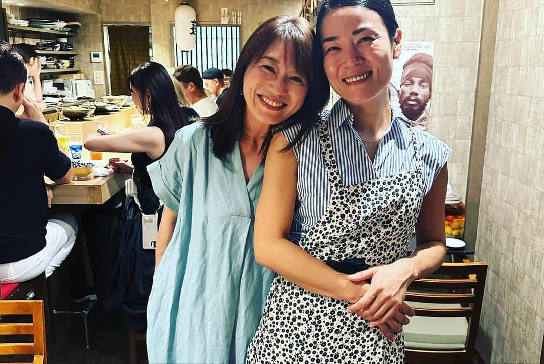 大隅智子のインスタグラム：「お盆の同窓会へ。場所は、かつてのヨガの先生、寿恵さんのお店でした！ おばんざいのお店で、韓国の家庭料理もあり、全部美味しかったです！ 寿恵さん、笑顔が素敵で、変わらずきれいでした！ みんなといろんなジャンルの話をし、楽しかったです！」