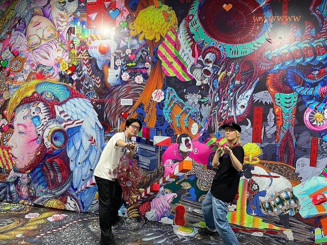 山田義孝のインスタグラム：「🔥🔥🔥 笹田さんの展示を観てきました✌︎ 作品を拡大すればする程にどれだけ原画がミリ単位で繊細に丁寧に描かれているかが解る。 尊敬するアーティストであり、大好きな友人。 #笹田靖人  #展示 #竹下通り」