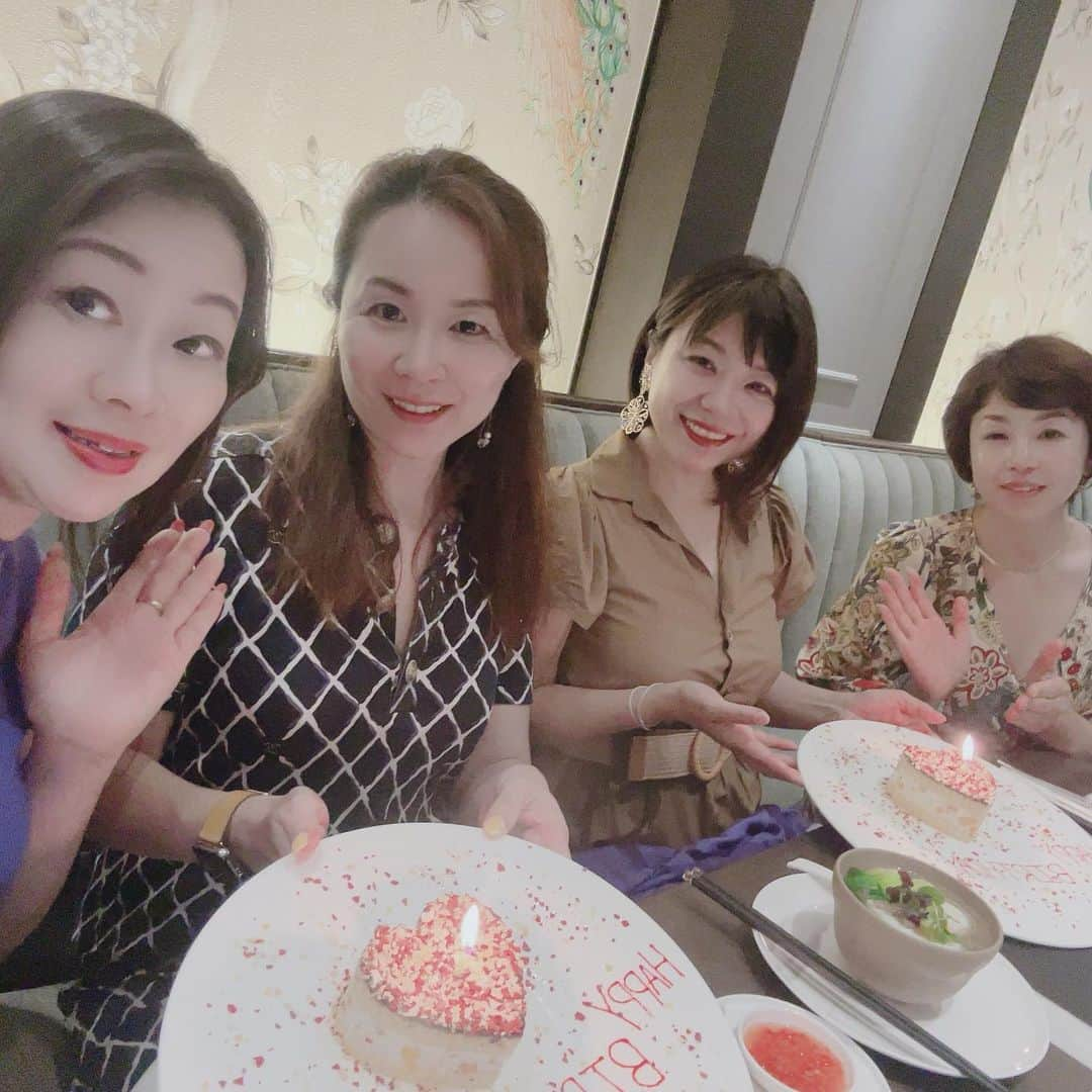 三浦 さやかさんのインスタグラム写真 - (三浦 さやかInstagram)「8月バースデー🎂の2人をドバイでお祝い🥂  今をときめく マイル旅の恭子ちゃん お喋り起業家のさやかちゃん  2人のバースデー🎂を ドバイのザポインテにある 美味しい中華料理🥟の 『chuan』でお祝い🥂しました。  笑顔溢れる一年をお過ごし下さいね💖  そして、いつも美味しくきめ細かい対応をしてくださるchuanのスタッフさん、ありがとうございます💖  #ハッピーバースデー #ドバイ #ザポインテ #chuan #まやきょうこ  #三浦さやか #砂山さつき #サプライズバースデー #インフルエンサー #インスタグラマー」8月12日 14時14分 - sayaka_miura82