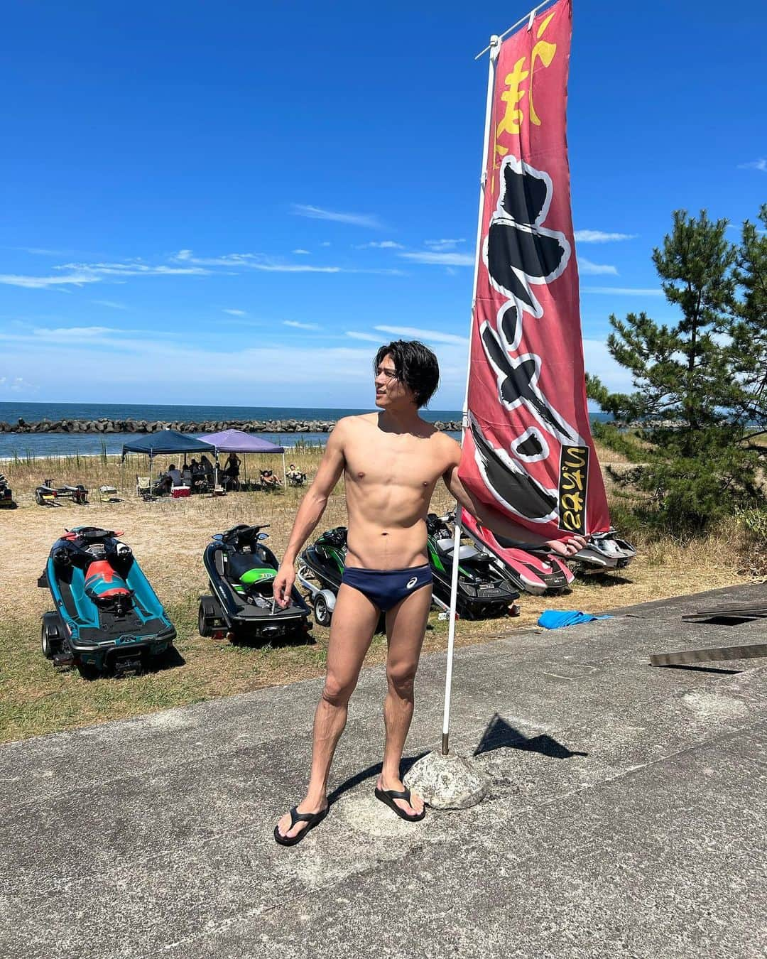 保田賢也のインスタグラム：「. 🌊☀️🍉🤽‍♂️🍜👍 ただいま富山⛰️✨  #海でもこのスタイル #親父と海 #富山 #お盆」