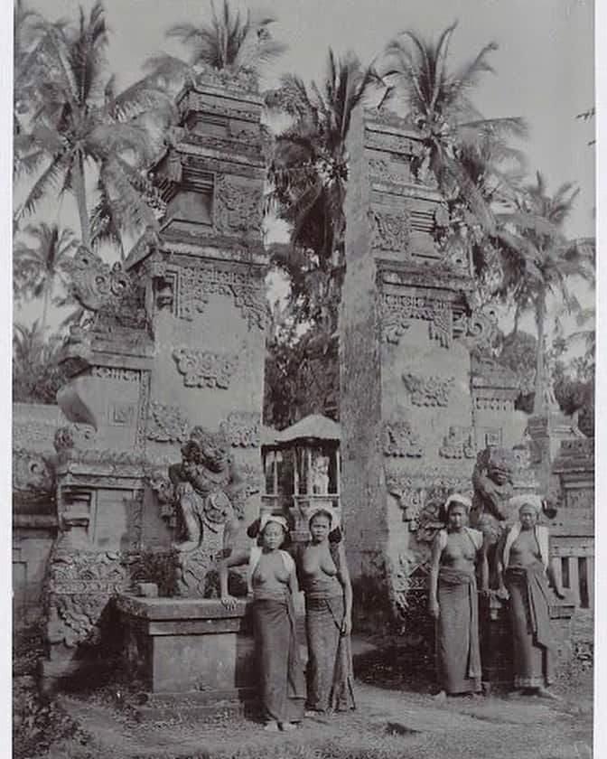 Inka Williamsさんのインスタグラム写真 - (Inka WilliamsInstagram)「Kuningan 🤍 Beautiful Bali asli forever 🤍 thank you for letting me be here. Thank you for teaching me. Thank you for protecting me. Thank you for inspiring me. 🙏🏽 suksma selalu Bali. • found these photos years ago on the internet , wish I could credit artists but 🤷‍♀️😢 ❤️ happy Kuningan to my Bali fam, praying that everyones  ancestors have a safe journey home 💕🌺🌸🌼💐🌷」8月12日 14時21分 - inkawilliams