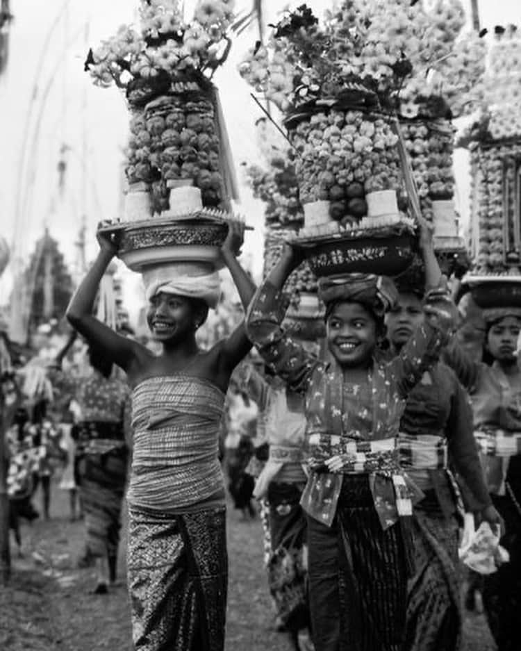 Inka Williamsさんのインスタグラム写真 - (Inka WilliamsInstagram)「Kuningan 🤍 Beautiful Bali asli forever 🤍 thank you for letting me be here. Thank you for teaching me. Thank you for protecting me. Thank you for inspiring me. 🙏🏽 suksma selalu Bali. • found these photos years ago on the internet , wish I could credit artists but 🤷‍♀️😢 ❤️ happy Kuningan to my Bali fam, praying that everyones  ancestors have a safe journey home 💕🌺🌸🌼💐🌷」8月12日 14時21分 - inkawilliams