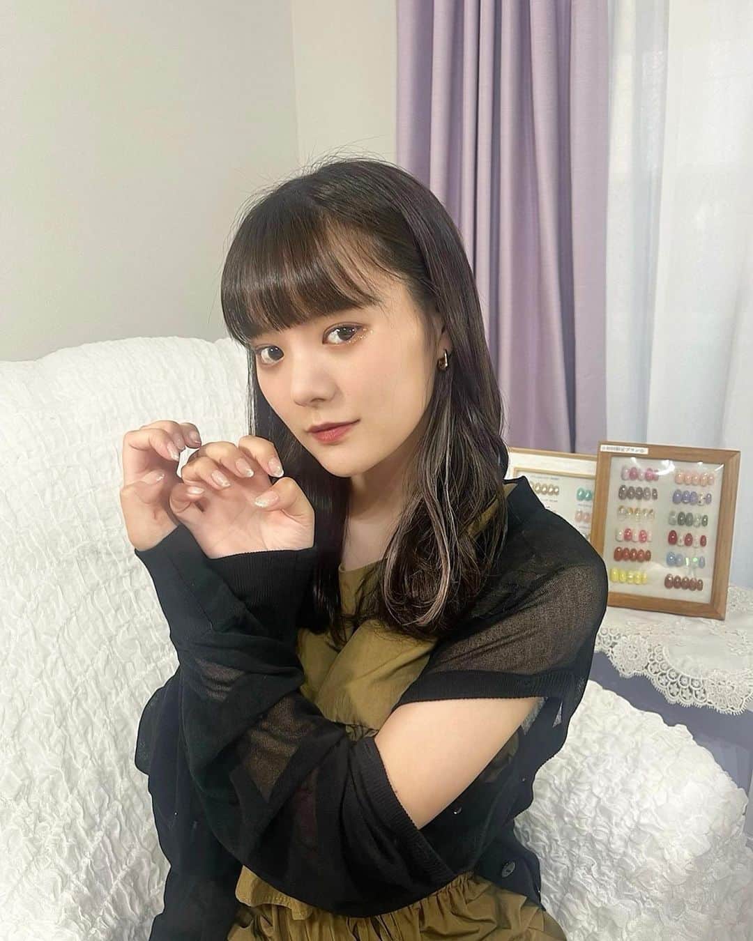 愛内みさのインスタグラム：「・ なつみさんご来店ありがとうございます♡  @natsumi__kimura   マグネットの種類に喜んでいただけて嬉しいです𖤣𖥧𖥣𖡡𖥧𖤣  プロデュースしてるお洋服に合わせてシンプルめに✨    ୨୧┈┈┈┈┈┈┈┈┈┈┈┈┈┈┈┈┈┈┈┈┈┈┈  中目黒駅から徒歩3分『chico nail』  【営業時間】  平日 10:30〜21:00 土日祝 11:00〜19:00  【ご予約・お問い合わせ】 ▫︎LINE @chiconail  〒153-0051 東京都目黒区上目黒2-13-6 神田屋ビル402   design account @chiconail_0331   ୨୧┈┈┈┈┈┈┈┈┈┈┈┈┈┈┈┈┈┈┈┈┈┈┈  chico nailはこんな方におすすめ  ▪︎個室のプライベート空間でネイルを楽しみたい  ▪︎丁寧なケアでもちのよいジェルネイルを  ▪︎上品と可愛いを両方とりいれたい  ▪︎淡いカラーがすき  ▪︎デザインやカラーを一緒に考えて欲しい、お任せしたい  ▪︎周りを気にせずお喋りしたい  ▪︎施術中は映画やドラマをみてゆっくり過ごしたい (Netflix、Amazon primeなど完備☺︎)  一人一人に寄り添って 丁寧に施術いたします☺️  持ち込みデザインは内容によって 料金と施術時間が変わります。 ご予約、ご相談はお気軽にLINEからお問い合わせください☺︎  ･─･･─･･─･･─･･─･･─･･─･─･･─･･─･─･･─･  #マグネットネイル#オフィスネイル#きれいめネイル#上品ネイル#オフィスネイル#シンプルネイル#ちゅるんネイル#ブライダルネイル#大人可愛い憧れネイル#中目黒ネイルサロンchiconail#チコネイル#中目黒ネイル#目黒ネイル#パラジェル#中目黒#目黒#目黒ネイル#プライベートサロン#大人コーデ#ショートネイル#パラジェル登録サロン#네일스타그램#네일」