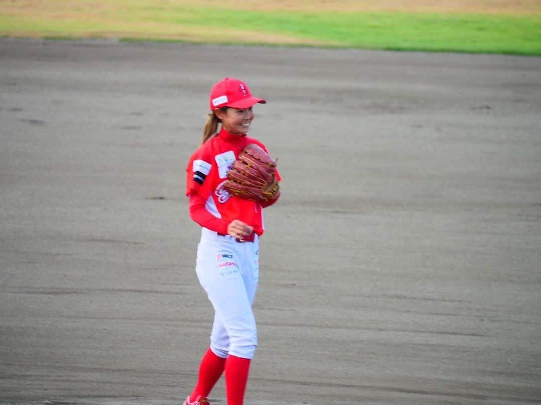 磯崎由加里のインスタグラム：「クラブ選手権大会 初戦突破〜😌  エイジェックに勝てたこと、凄く嬉しかったし、チームとしても練習、練習試合でやってきたことができてチームとしても良いきっかけとなる試合だったと思います！  私は初回から少しボール球が先行し苦しい展開でしたが、焦ることはとくになく、嫌なイメージなく、とにかく楽しんで投げられました✨  野手の攻守と打撃に本当に感謝です🥺  昨日は昨日！ 今日もまた気持ち新たに全員で頑張ります🔥💪  #野球 #女子野球 #クラブ選手権」