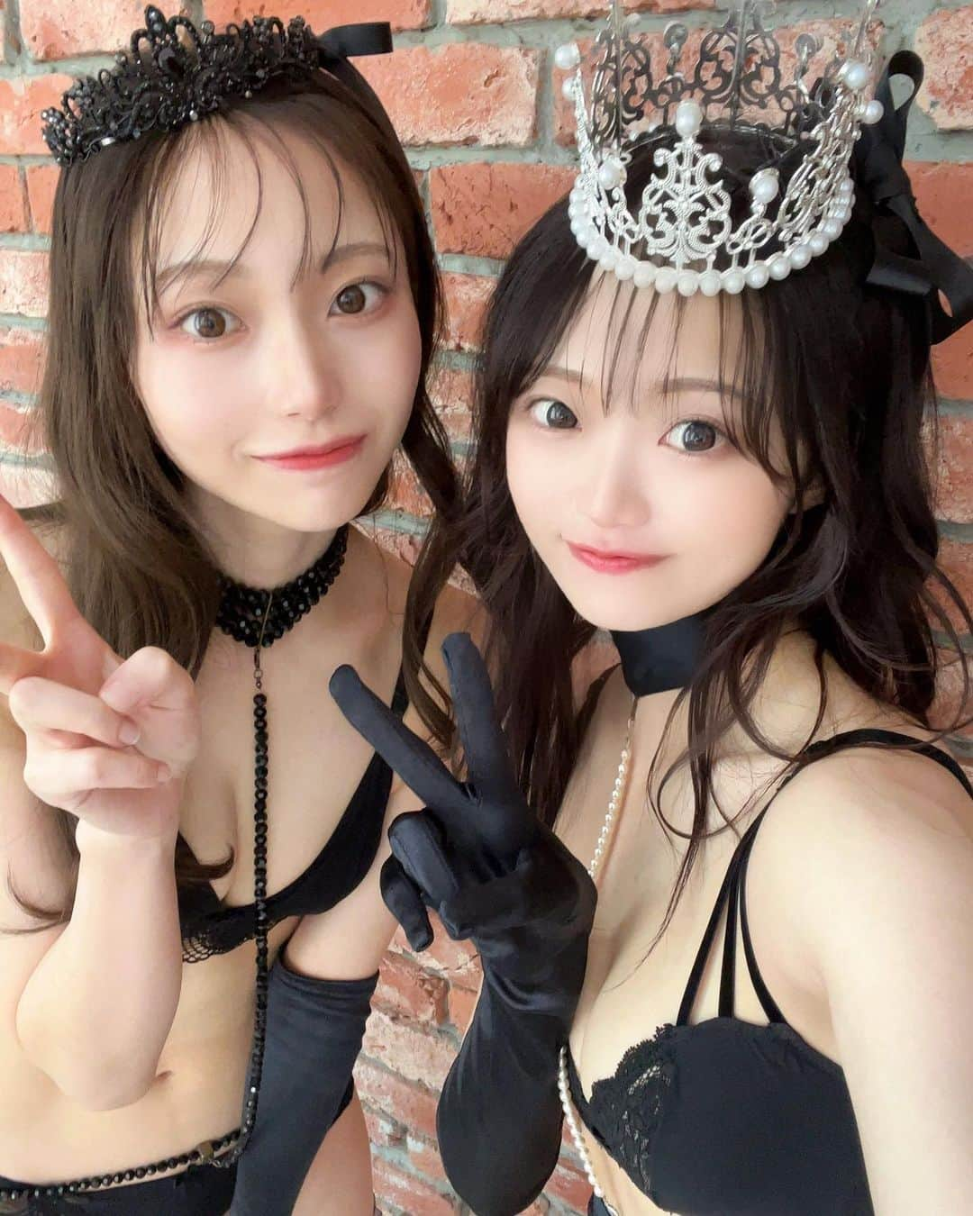 川越紗彩のインスタグラム：「・  発売中の"BOMB 9月号"さんでりかさんとペアグラビアをさせていただきました！🎀  卒業前にこうしてご一緒させていただけて幸せ者です🥹♡ ありがとうございます…！  皆さんも是非ゲットしてくださいね☁️   #BOMB  #中井りか さん  #グラビア  #gravure  #水着  #ゴスロリ  #くらくら  #cloudycloudy  #ngt48」