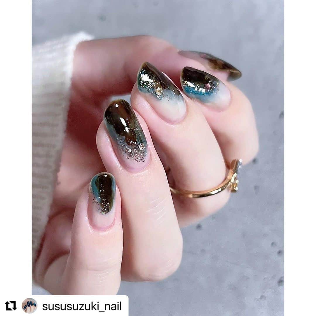 【PLANET NAIL（プラネット ネイル）】公式のインスタグラム：「✰✰✰ ━━━━━━━━━━━━━━━ @sususuzuki_nail さま♡  PLANETNAIL ラメネイル PLB27 銀河の遊歩道 を使った涼しげサマーネイルデザインのご紹介ありがとうございます👩‍❤️‍💋‍👩✨  なんともいえないカラーコントラストが宇宙の青さをイメージさせちゃう素敵なバランス🥺✨✨✨  ぜひぜひみなさまもまねっこしてみてください🤍 ╍ ╍ ╍ ╍ ╍ ╍ ╍ ╍ ╍ ╍ ╍ ╍ ╍ ╍ ╍ ╍ ╍  鮮やかな青が差し色の涼しげ夏ネイル🌊  パーツ無しでポリッシュだけのネイルだと 凄い速さで完成する〜  ───────────────────  ▫️color ・pa ネイルカラープレミア AA153 ・フレンドネイル シロップアクア ・ジーニッシュマニキュア No.79 マグノリア ・TONEDROP プーアルティー ・プラネットネイル 27 銀河の遊歩道  ─────────────────── .  #セルフネイル #セルフネイル部 #手元倶楽部 #手元くら部 #ポリッシュネイル  #おうちネイル  #네일아트 #プチプラネイル #夏ネイルデザイン」