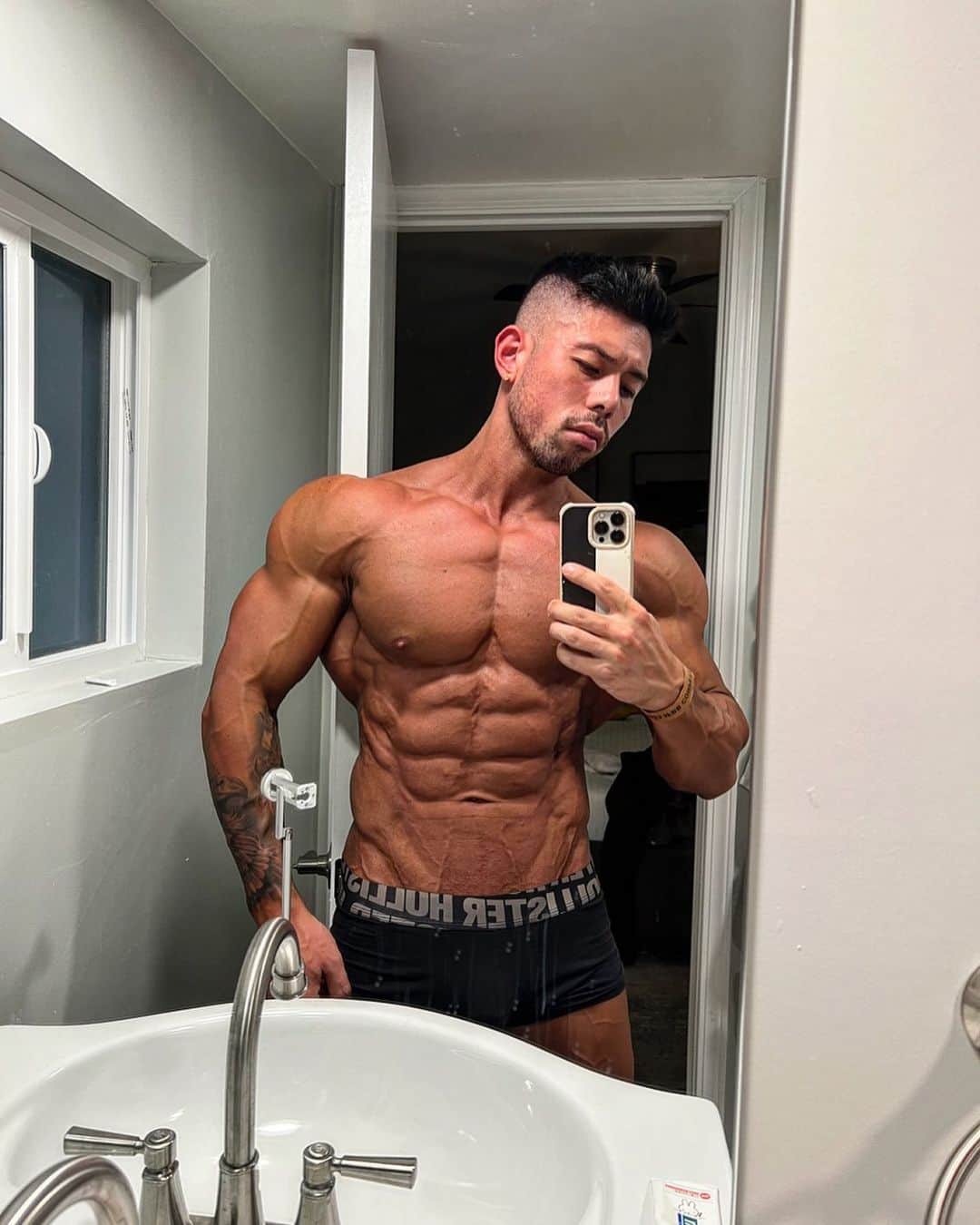 Kanekin Fitnessのインスタグラム：「明日過去ベストのフィジークをお見せします。 1 day out.  See you all at the San Diego Pro tomorrow.」