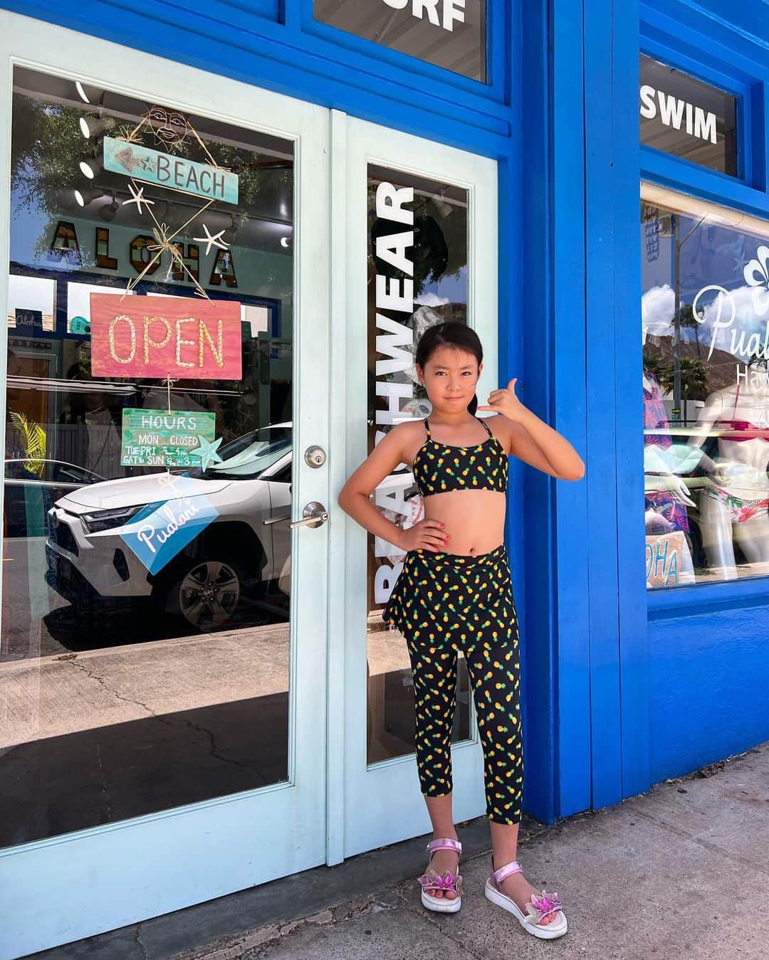 Pualani Hawaii Beachwearのインスタグラム：「日本から来てくれた、可愛い可愛いマーメイド🌺  パイナップルのスカートボトムスとカプリパンツを合わせ、日焼け対策もバッチリです😆  ハワイでの時間楽しんでくださいね🥰  #hawaii#ハワイ#ハワイライフ#ハワイ旅行 #ハワイ観光#ハワイ土産 #モンサラット#モンサラットアベニュー #ハワイの水着#水着#ハワイの思い出 #サーファー#サーフ#サーフィン#波乗り#夏休み#kids#子供服」