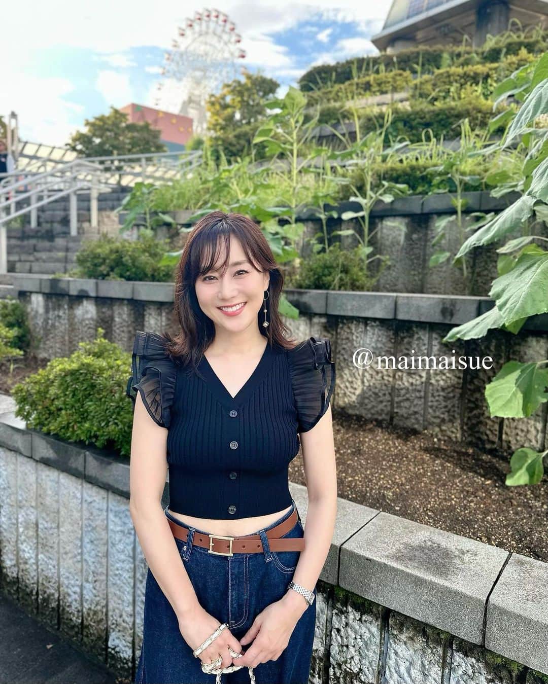 村上麻衣のインスタグラム：「服はすべてオンラインで購入するのですが、 届いてみたら「丈、みじかっっ」 となったトップスです😅  なるべくお腹隠れるように、 ハイウェストの#uniqlo デニムと合わせました。  Tops @snidel_official  Denim @uniqlo_jp   #アラフォーコーデ #アラフォーファッション #スナイデル #トップス #snidel #ユニクロ #プチプラコーデ #プチプラファッション」