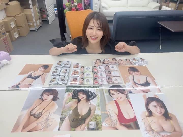 平嶋夏海のインスタグラム：「平嶋夏海Vol.5トレカ発売記念イベントのお知らせ🌷 🩵8月19日(土) 16:00～ ソフマップAKIBA アミューズメント館8F  🩵9月3日(日) 17:00～ 書泉グランデ 🩵開催店舗にてイベント参加券付きトレカを1BOX以上御買上の方。  特典はもりもりもりだくさんです💛🩷💜🤍💙💚🧡🩵🤎 参加特典⇒イベント特典カード（お一人様1枚限り）+握手（ビニール手袋着用にて）※透明ビニールシートを挟み  1BOX購入特典⇒私服2シャッター撮影+お客様のカメラ又はスマホで2ショット撮影（チェキ・ポラは不可）  2BOX購入特典⇒私服3シャッター撮影+お客様のカメラ又はスマホで2ショット撮影（チェキ・ポラは不可）+2ショットチェキ  3BOX購入特典⇒私服5シャッター撮影+お客様のカメラ又はスマホで2ショット撮影2枚（チェキ・ポラは不可）+2ショットチェキ+お客様の私物にサイン1点（※日付、名前入れのみ可）  5BOX購入特典⇒私服9シャッター撮影+お客様のカメラ又はスマホで2ショット撮影2枚（チェキ・ポラは不可）+2ショットチェキ+お客様の私物にサイン1点（※日付、名前入れのみ可）+トレカ撮影時チェキ+会場撮影ワイドチェキ+ひと言動画を収録（スマホ・携帯・タブレット等）  10BOX購入特典⇒私服12シャッター撮影+お客様のカメラ又はスマホで2ショット撮影2枚（チェキ・ポラは不可）+2ショットチェキ+お客様の私物にサイン1点（※日付、名前入れのみ可）+トレカ撮影時チェキ+会場撮影ワイドチェキ+ひと言動画を収録（スマホ・携帯・タブレット等）+撮影時に着用した直筆サイン入りタンクトップ（証明ワイドチェキ付き）  20BOX購入特典⇒私服15シャッター撮影+お客様のカメラ又はスマホで2ショット撮影3枚（チェキ・ポラは不可）+2ショットチェキ+2ショットワイドチェキ+お客様の私物にサイン2点（※日付、名前入れのみ可）+トレカ撮影時チェキ2枚+サイン入り会場撮影チェキ+サイン入り会場撮影ワイドチェキ+サイン入りトレカシート+ひと言動画を収録（スマホ・携帯・タブレット等）+会場撮影チェキ付きキス台紙+直筆サイン入りA4生写真+サイン＆チェキ＆キス入り色紙+撮影時に着用した直筆サイン入りタンクトップ（直筆サイン入り証明ワイドチェキ付き）」