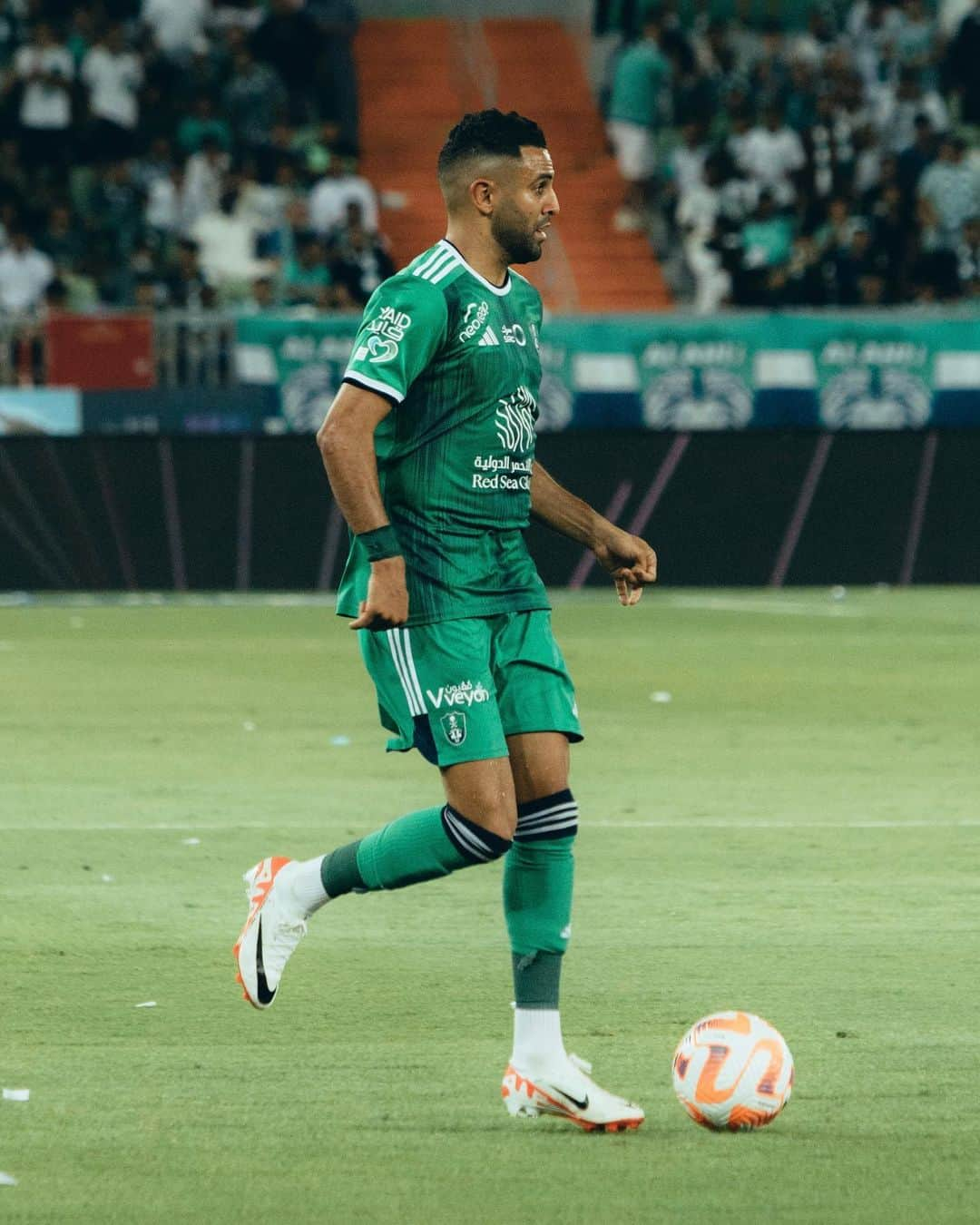 リヤド・マフレズのインスタグラム：「First game, first assist and first win. The perfect start 💚 thank you for the welcome and the big atmosphere, can't wait for the next ones already 🔥 @alahliclub.sa」