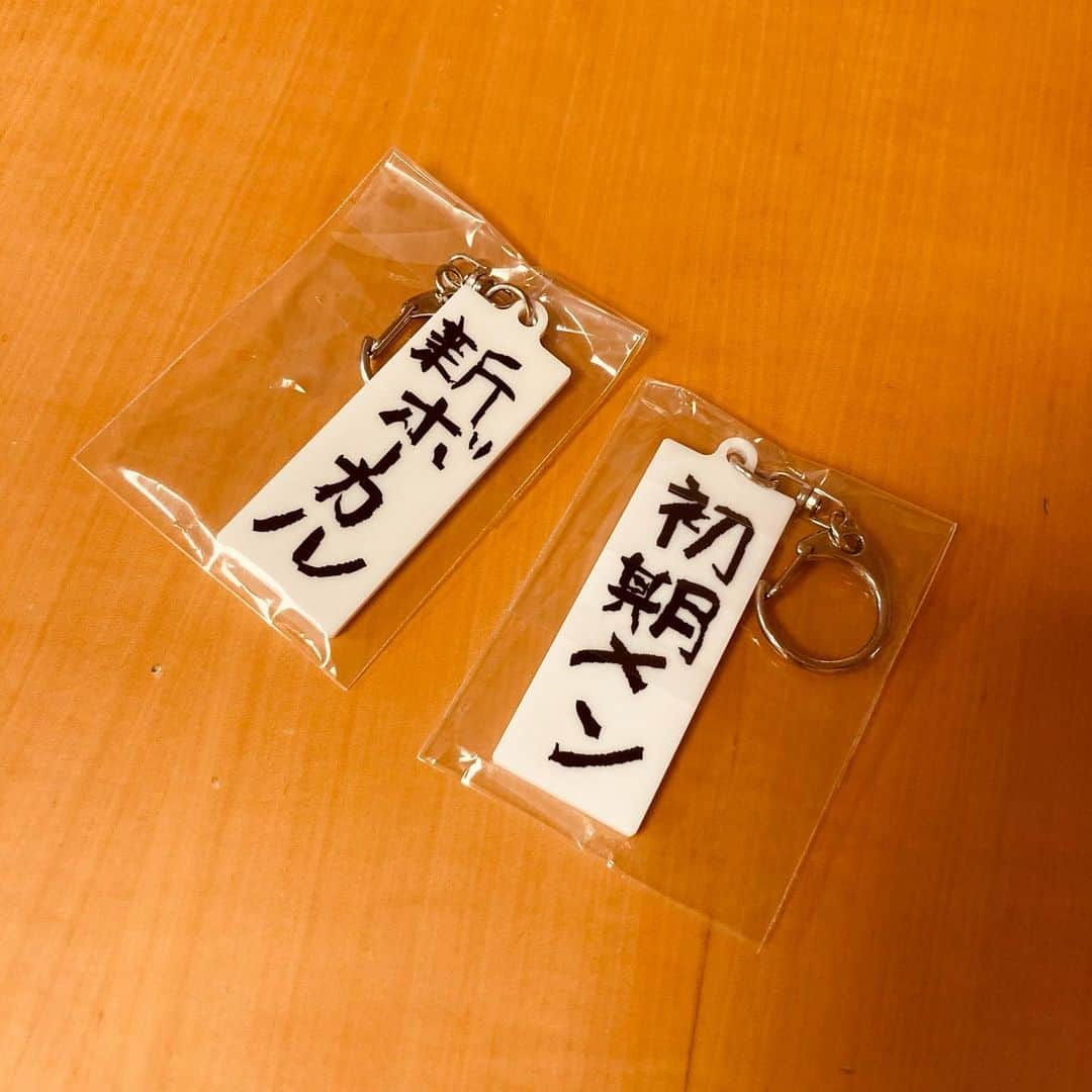 WANDSさんのインスタグラム写真 - (WANDSInstagram)「FCグッズのサンプルが届きました！ くすみカラーに白の刺繍がおしゃれな仕上がりになっています。  こちらの写真では、 👚スモーキーピンクLサイズ 👕サックスMサイズ を着用しています。 (参考 : スタッフ身長160cm)  キーホルダーも想像以上に良い感じです！ FC会員様限定で、通販サイトMusingにて購入いただけますので、気になった方はぜひ！  また、ライブツアーのグッズの方も着々と準備を進めております！ こちらも発表をお楽しみに！✨️  #newAL #WANDS_Ver5 #WANDS #第5期 #上原大史 #柴崎浩 #木村真也」8月12日 15時05分 - wands_official