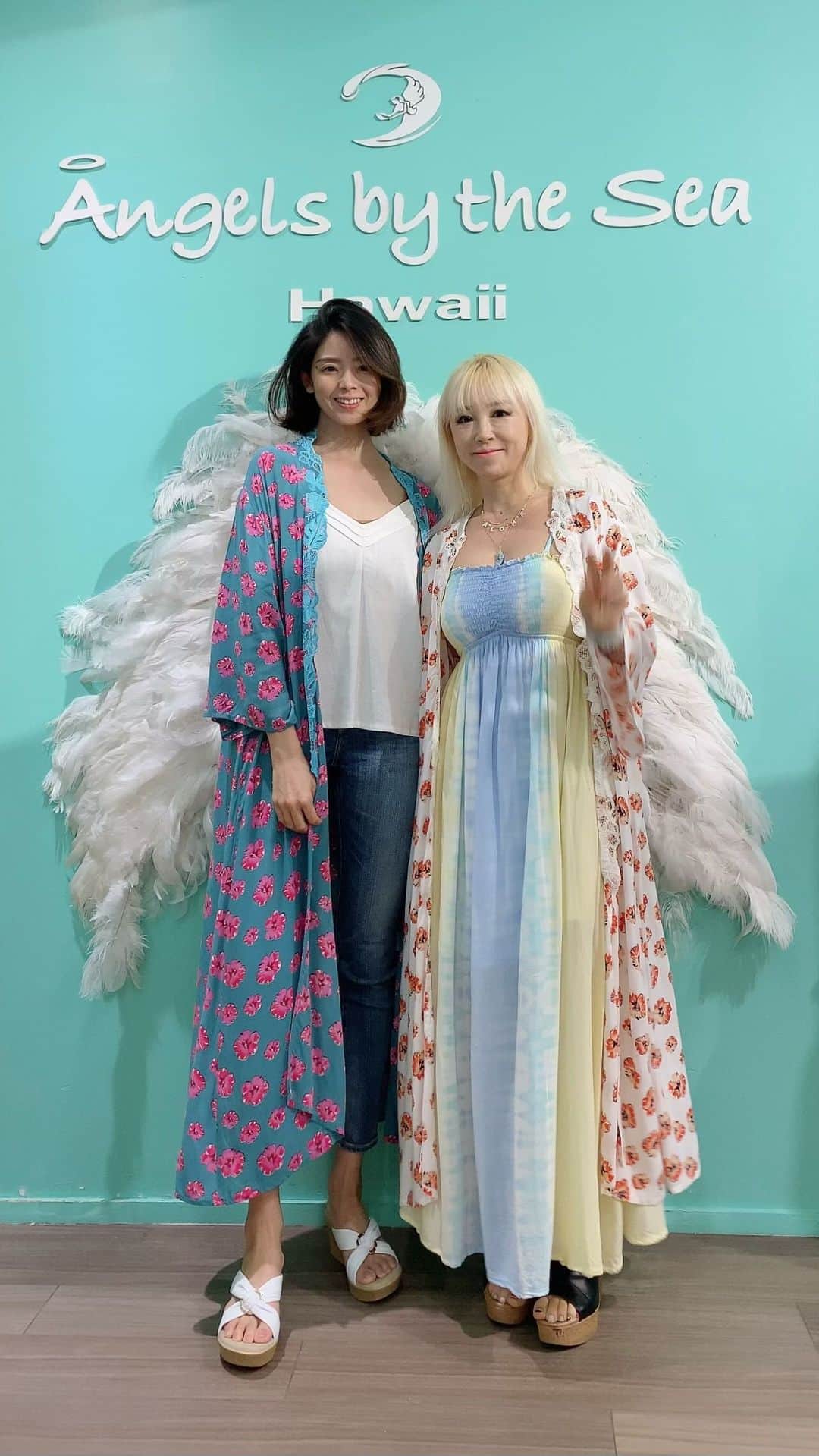 Angels By The Sea Hawaii Waikiki Based Boutiques ?Original clothing designed のインスタグラム：「IG LIVE【Jackets Style】 @angelsbythesea  @angelsbythesea has been Hawaii’s resort fashion brand based in Honolulu, Hawaii, since 2010. Please visit our online store 🌺www.angelsbytheseahawaii.com Owner Designer Nina Thai (Miss Waikiki) @nina_bythesea (日本語勉強中📚🙇🏻‍♀️) Please feel free to tag your pic for a chance to be featured!  ハワイのリゾートファッション、 エンジェルズバイザシー はミスワイキキである Nina Thai によって作られたハワイオリジナルファッションブランドです🌴日本語ウェブサイトはこちら www.angelsbytheseahawaii.jp  ハワイやリゾートファッションが好きな人は是非私達のアカウントをフォローして下さい🙌また私達の商品をポストする際にタグ付けしていただいたら私達からリポストされるチャンスがあります  #angelsbytheseahawaii #angelsbythesea #resortwear #hawaii #waikiki #matchingoutfits #matchymatchy #mommyandme  #ハワイ #ワイキキ #カイルア #ラニカイビーチ #シンプルコーデ #エンジェルズバイザシーハワイ #エンジェルズバイザシー #リゾートファッション #ハワイ限定 #リンクコーデ #家族コーデ #하와이스냅 #하와이허니문스냅」