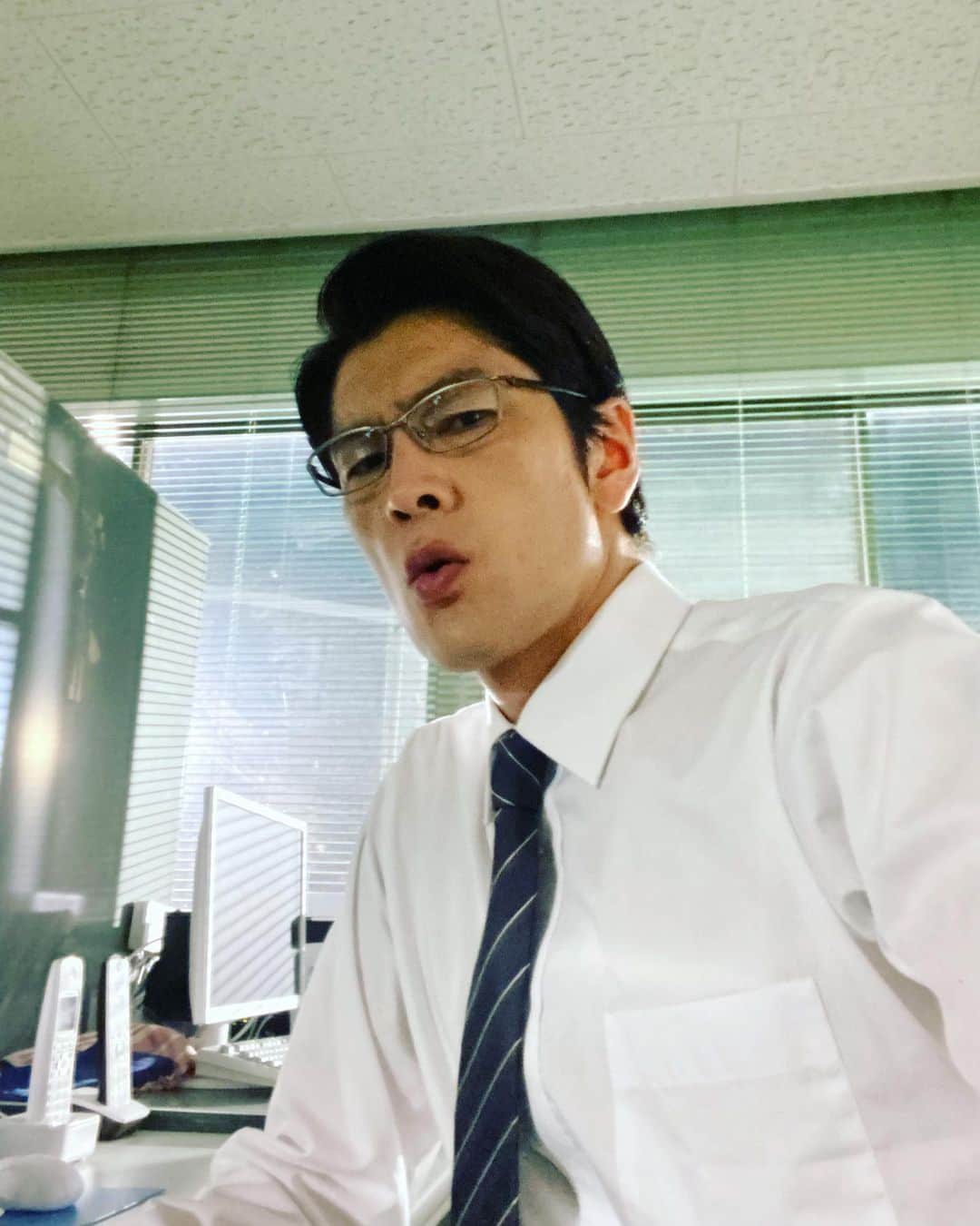 丸山智己のインスタグラム：「『ノッキンオン・ロックドドア』 第3話本日23時より  #ノッキンオンロックドドア  #ノキドア #夜でも暑すぎ  #かたやタートルネックでも涼しい顔の松村くん」