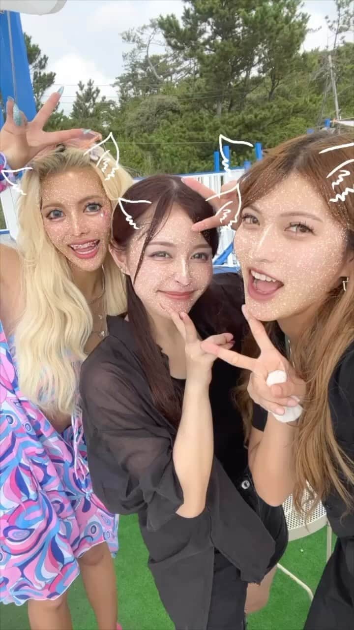 歩乃華（ほのらん）のインスタグラム：「⛱️🌊  海楽しかった〜😍😍😍 MelTVのプーケットぶりの海🥹笑 モッズのオーナー夫婦×大好きな友達と行きました💜  ご飯も美味しかったし インスタ映え間違いなしなので 皆さんも行ってみて下さい💜💜  〒240-0111 神奈川県三浦郡葉山町一色 海岸砂地4 SAIL HUS(セイルハウス) セイルハウス @sailhus  #海の家 #海水浴場 #水着」