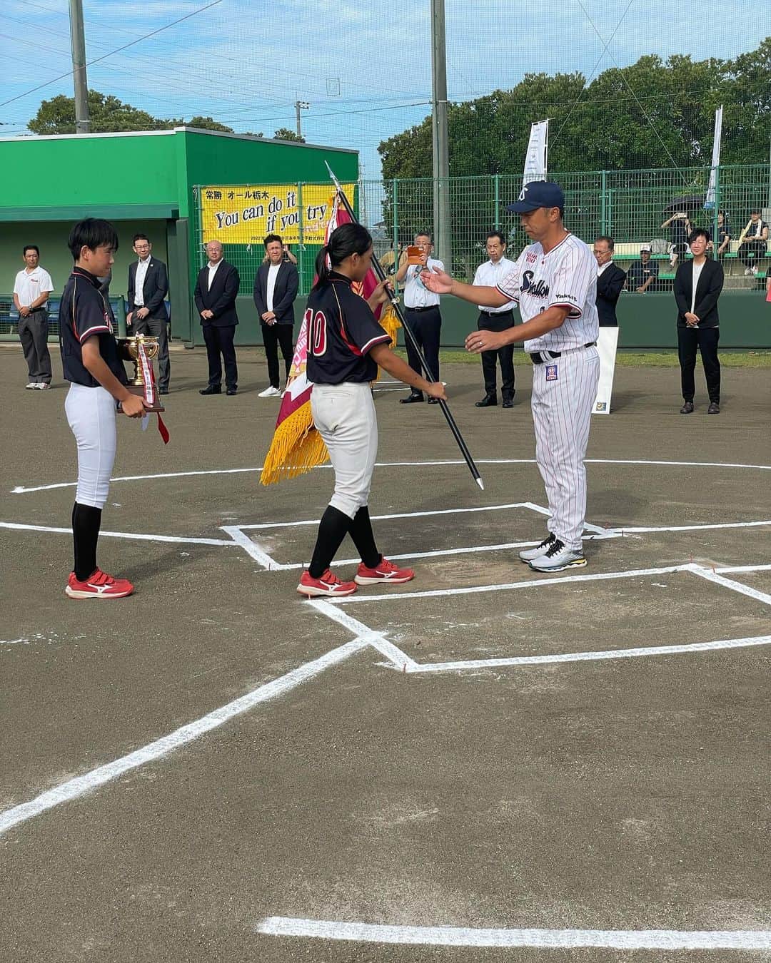宮本慎也のインスタグラム：「天気が心配でしたが無事、第二回宮本杯女子中学軟式野球大会が埼玉・加須市行われました。 大会セレモニーの後、第一試合で始球式を 見事に打たれました。あっぱれ‼️  ツーショットは女子野球大会アンバサダー川保麻弥さん」