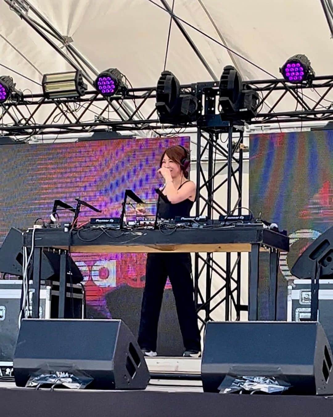 リナフランチェスカさんのインスタグラム写真 - (リナフランチェスカInstagram)「MUSIC CIRCUS🎧   実はまだDJ始めて5ヶ月目の私🫣 フェス、パーティー、イベント、飲食店イベントなどたくさん出させてもらってるんですけど… 1回もフィード投稿してなかったなぁと思い投稿します🙃 （ストーリーはあげてたよ！）     昨日から3日間ある関西最大級のフェス @music_circus の 『Oasis Stage』と『Redbull Stage』に 2回出させて頂きました🙇‍♀️  初心者なのに選んでもらえて嬉しかったけど、 弱点も今回たくさん見つけて、伸び代まだまだあるなぁと思いました！ めっちゃ貴重な経験でした🙌  そして、 @tryharddjacademy でDJはじめて ホントよかったなぁって思えた日でした🩷 こんな機会貰えたのも、ここのお陰🥹‪  昔から表に出ることと音楽が大好きで、 ダンサー昔してたり、インフルエンサーやモデルとして今も活動してるけど、 DJしてて今までしてきた色んなことが 活かされてるなぁって感じてます☺️🎧   でもDJとしてのファンがほぼいないから、  DJ CHESCAとしてのファン作り頑張らないと🔥 イベント来てくれるファン、本気募集中です🌷(←推しマーク)    次のイベントは梅田で9月2日、 またストーリーに詳細載せます🫶        #musiccircus2023 #musiccircus #ミュージックサーカス2023 #ミュージックサーカス  #ミュージックサーカス大阪 #大阪フェス #フェスコーデ #音フェス2023 #音フェス #音楽フェス #音楽フェス2023 #関西DJ #関西フリーモデル #DJ関西 #DJCHESCA #japandj #japandjs #dj #djjapan #モデルDJ #DJモデル  #tryharddjacademy #トライハードジャパン #トライハード #泉南ロングパーク #sennanlongpark #泉南りんくう公園 #りんくう公園 #りんくうビーチ #りんくう南浜海水浴場」8月12日 15時11分 - rinachesca