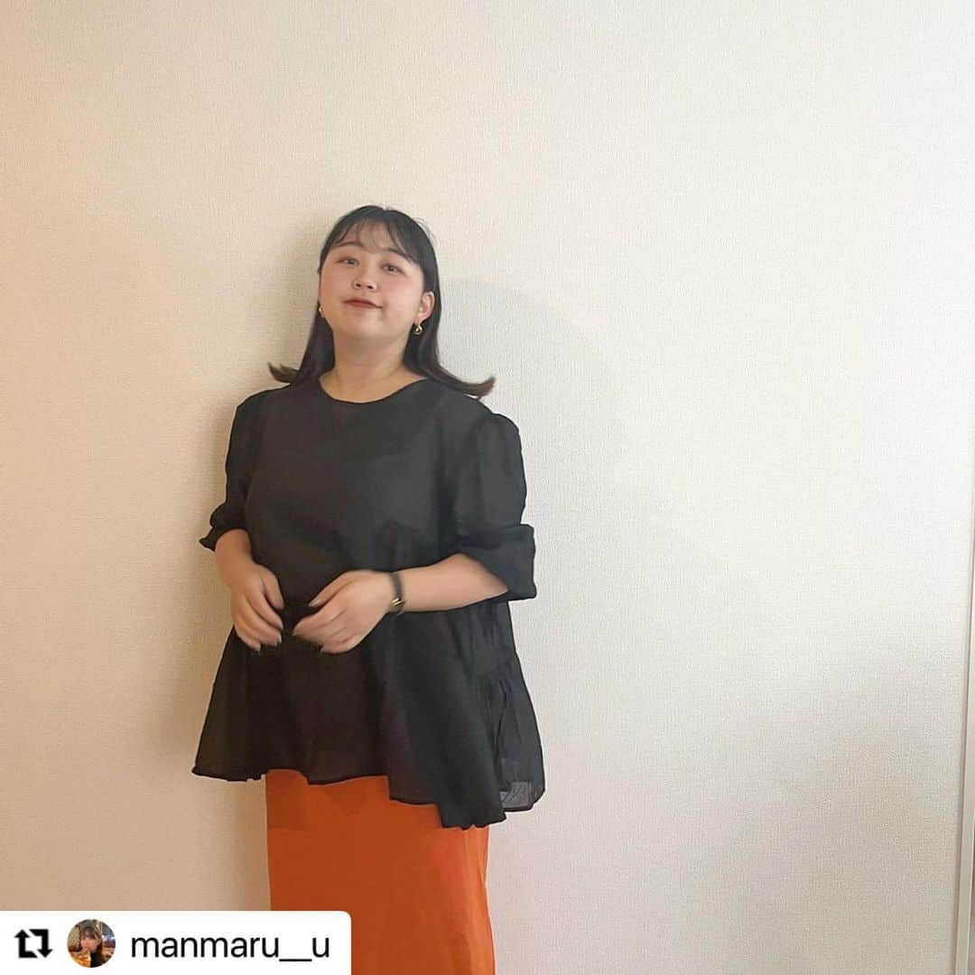 【楽天市場店】ハッピーマリリンのインスタグラム：「. .  \\ ✨✨ #ハッピーマリリンコーデ ✨✨ // . . . ティアードデザインをスッキリ魅せが叶う  涼しい ブラウス/チュニック   商品番号:#432691  サイズ：3L-6L 2丈/カラー：7色 . . . アンバサダー @manmaru__u ちゃんが着用してくれました🌸 . . ※タイミングによって、  紹介商品が完売してしまっている場合がございます。  ********************************************************  🍧新作続々入荷しております🍧 ⏬新作を見るならプロフィールリンクから(｡vωv｡｀)*･°    @happymarilyn_official . . 気になる商品や質問等、お気軽にコメントやDMまで💌  ********************************************************  ハッピーマリリンでは M～10L までの幅広いサイズや、 ゆったりとした大きいサイズのお洋服を取り揃えています。  ✨👗あなたにピッタリのお洋服がきっと見つかる👗✨ . . . #ハッピーマリリン #happymarilyn . .」
