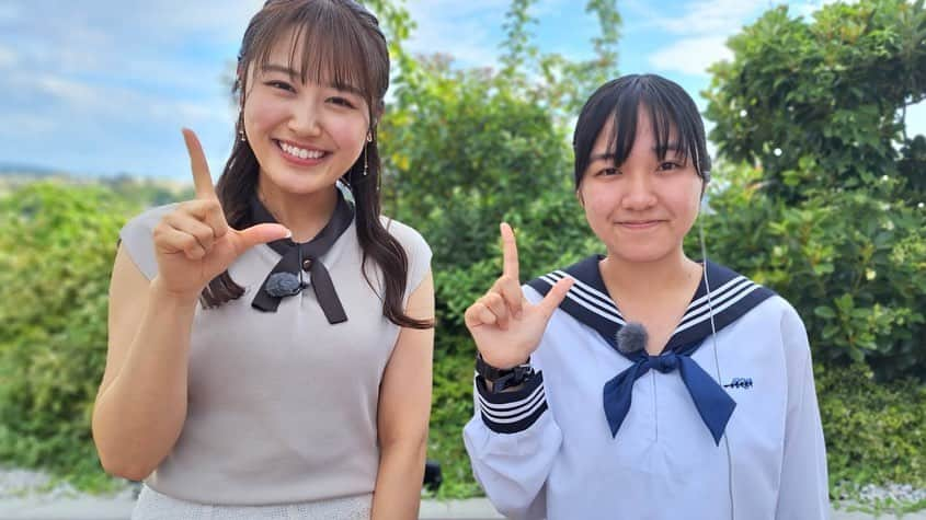 テレビ新広島のインスタグラム：「🍉夏休み特別企画🍉  8/7(月)～8/11(金)の5日間 『TSSライク！』では 広島県内の高校生が お天気キャスターに挑戦🎤  ラストの8/11(金)は 広島皆実高校3年生 放送部の相原青空さん😊  さすが3年生✨ 緊張する様子なく元気に ハキハキと伝えてもらいました！  「憧れの先輩が立ったこの場所に 自分も立つことができて とっても嬉しいです✨」とのこと😉  梶谷羽奈アナとライクポーズで💓  #梶谷羽奈 #かじたにはな #梶谷羽奈アナ #梶谷アナ #テレビ新広島 #tss #アナウンサー #女子アナ #tssライク」