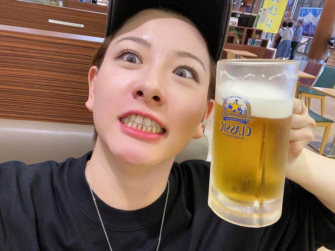 岩村菜々美のインスタグラム：「ぷはーーーーー！！！ #🍺 #サッポロクラシック #生ビール #北海道」