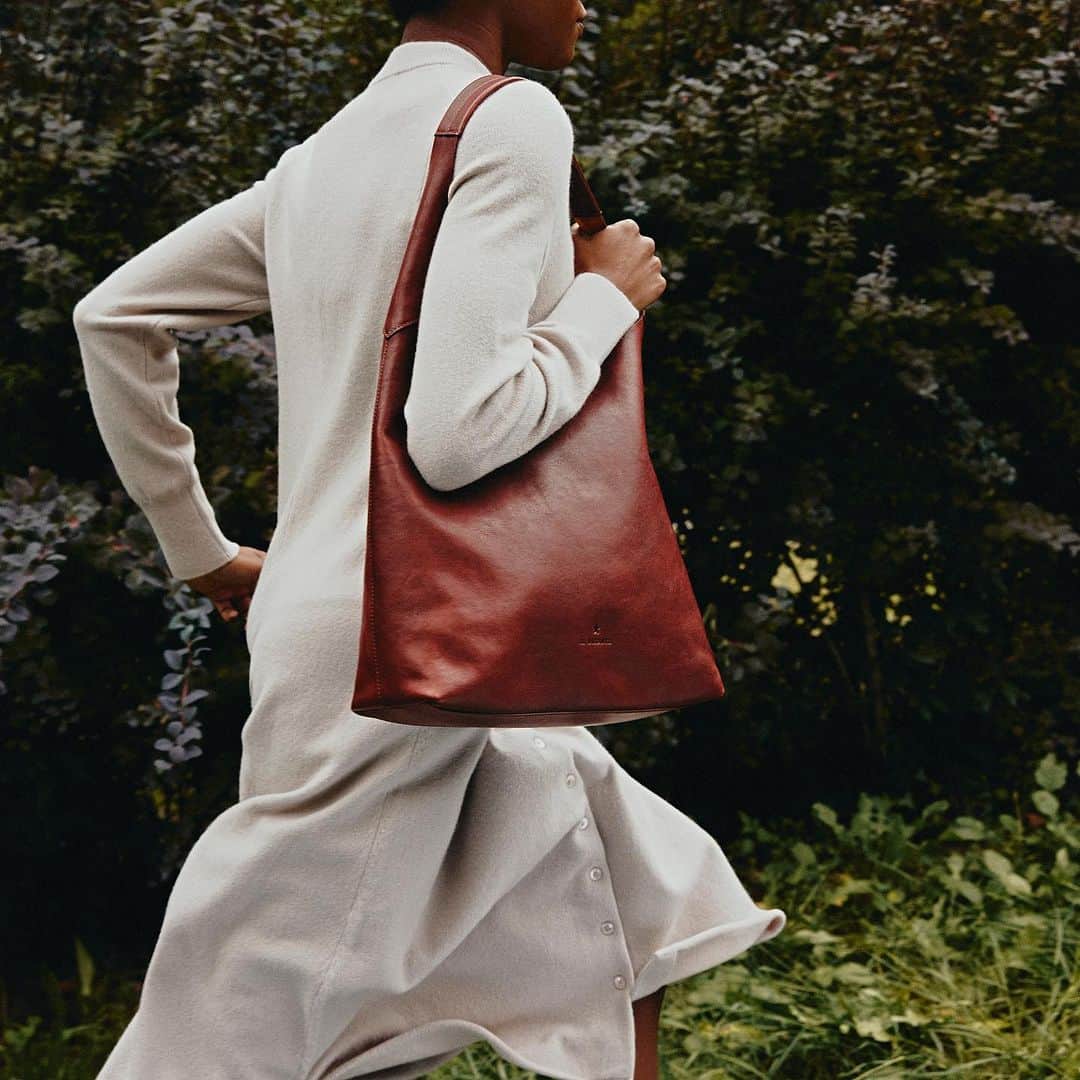 イルビゾンテのインスタグラム：「Unleash your style with our exquisite Laudi leather bags, the epitome of luxury and craftsmanship.   #ilbisonte #sustainability #madeinitaly」